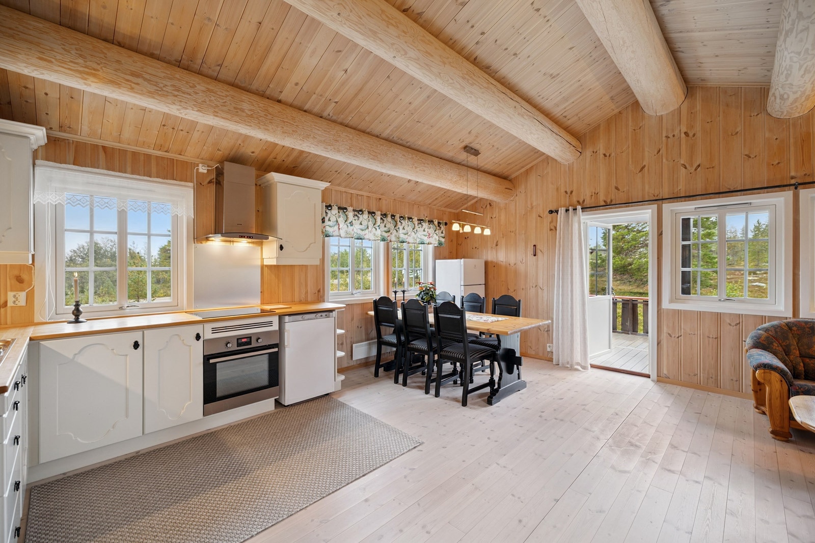 Fra spisedelen er det direkte utgang til den store, vestvendte terrassen. Galleribilde