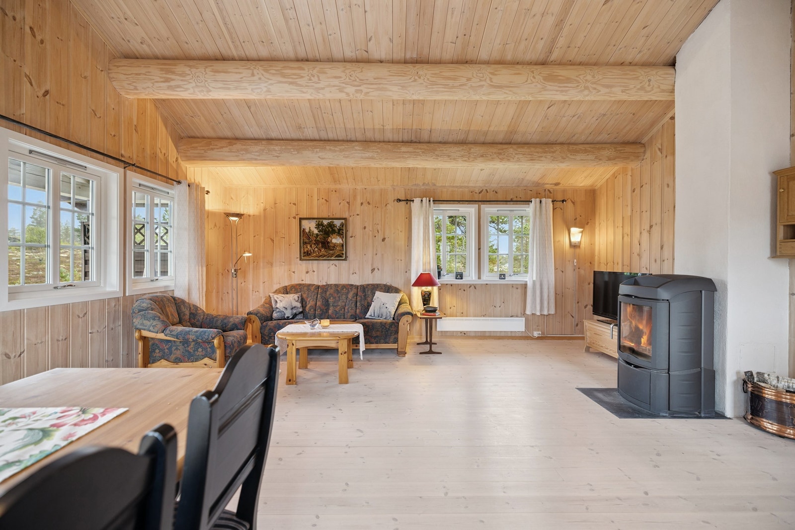 Vedovnen er sentralt plassert i rommet og gir en effektiv varmekilde. Galleribilde