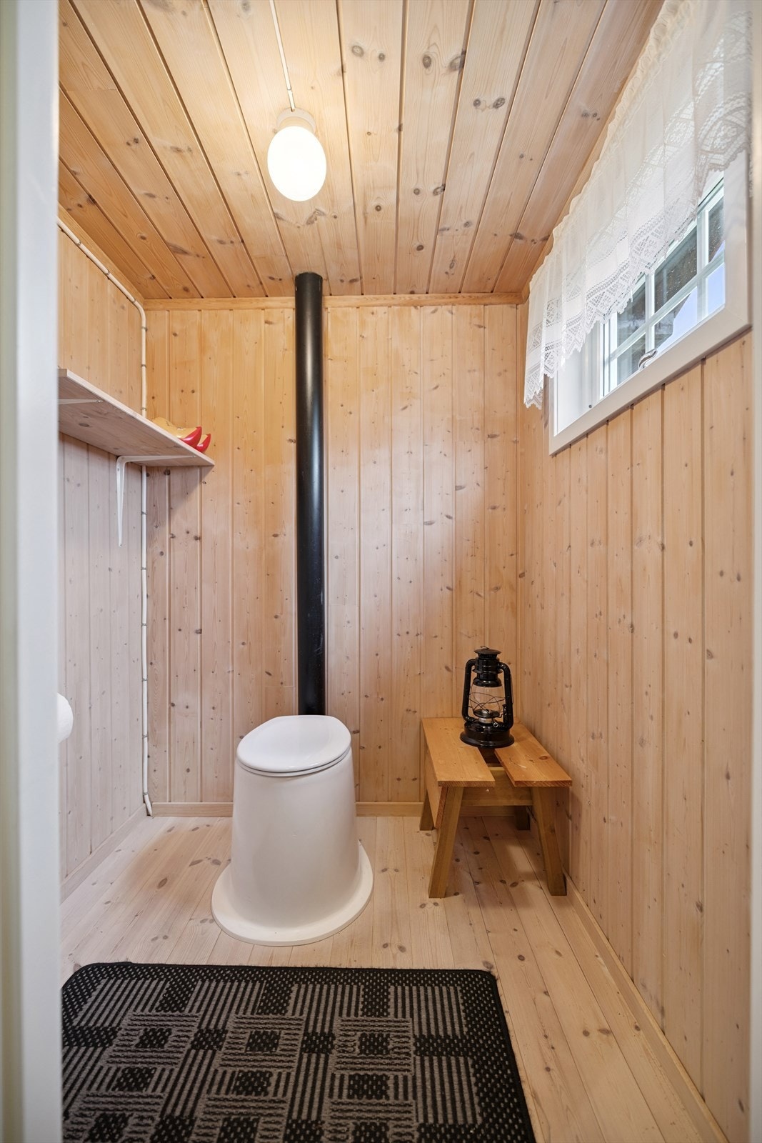 Separat toalettrom utstyrt med et Muldo biotoalett med utvendig tømming. Galleribilde