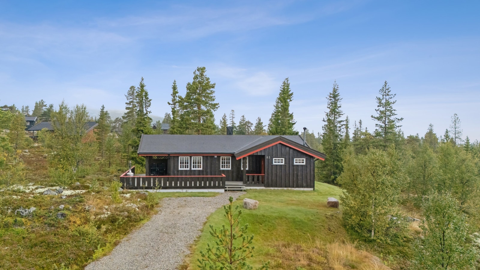 Adkomst via privat vei i hytteområdet, med god plass til parkering. Galleribilde