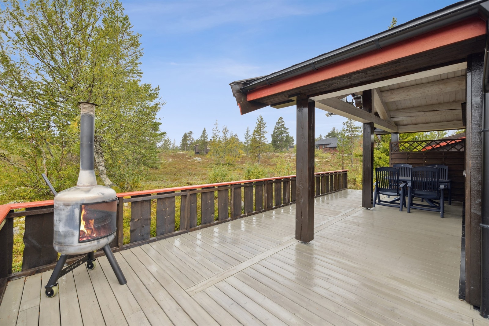 Terrassen er bygget med impregnerte terrassebord og har god plass til utemøbler. Galleribilde