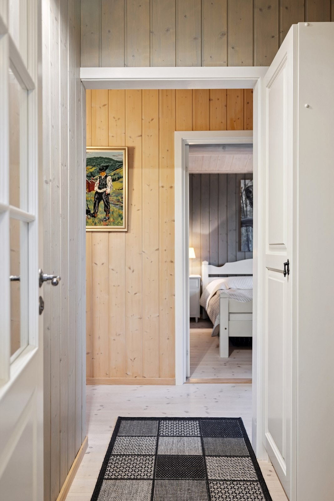 En lys gang fører videre til hyttas tre soverom. Galleribilde