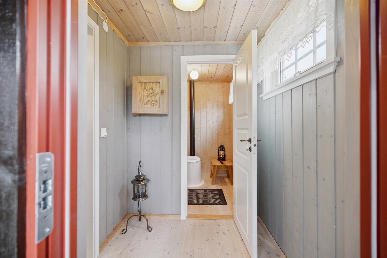 Fra gangen er det adkomst til et separat toalettrom og videre inn mot soverommene. Galleribilde