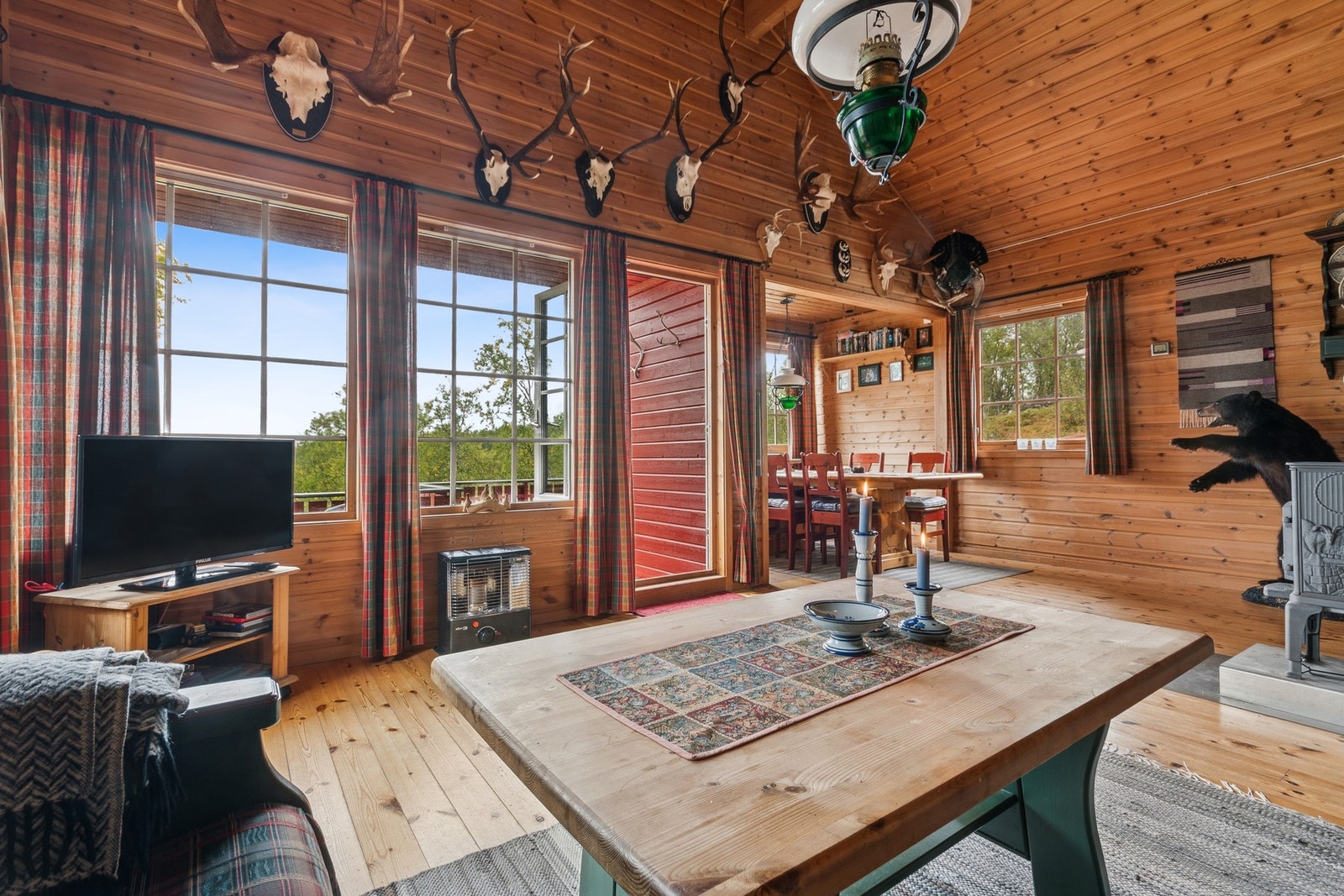 Utgang fra stua til en romslig terrasse på ca. 21 m². Galleribilde