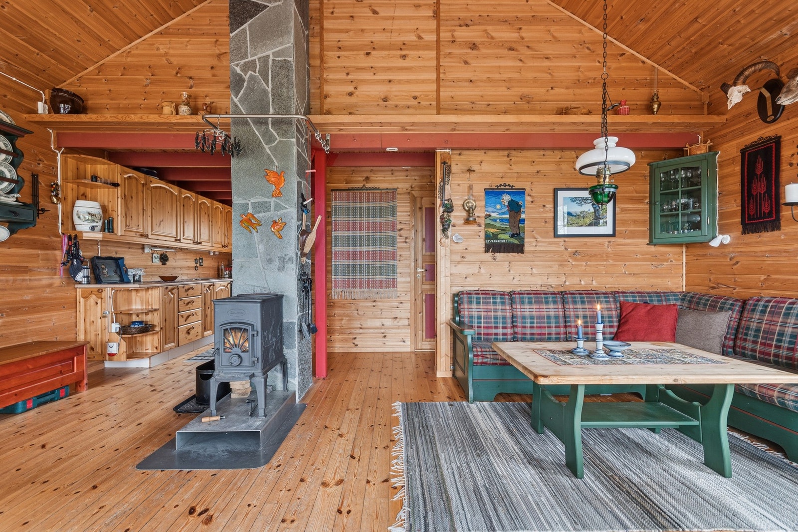 Delvis åpen stue/kjøkken løsning med god plass til både sitte -og spisegruppe. Galleribilde