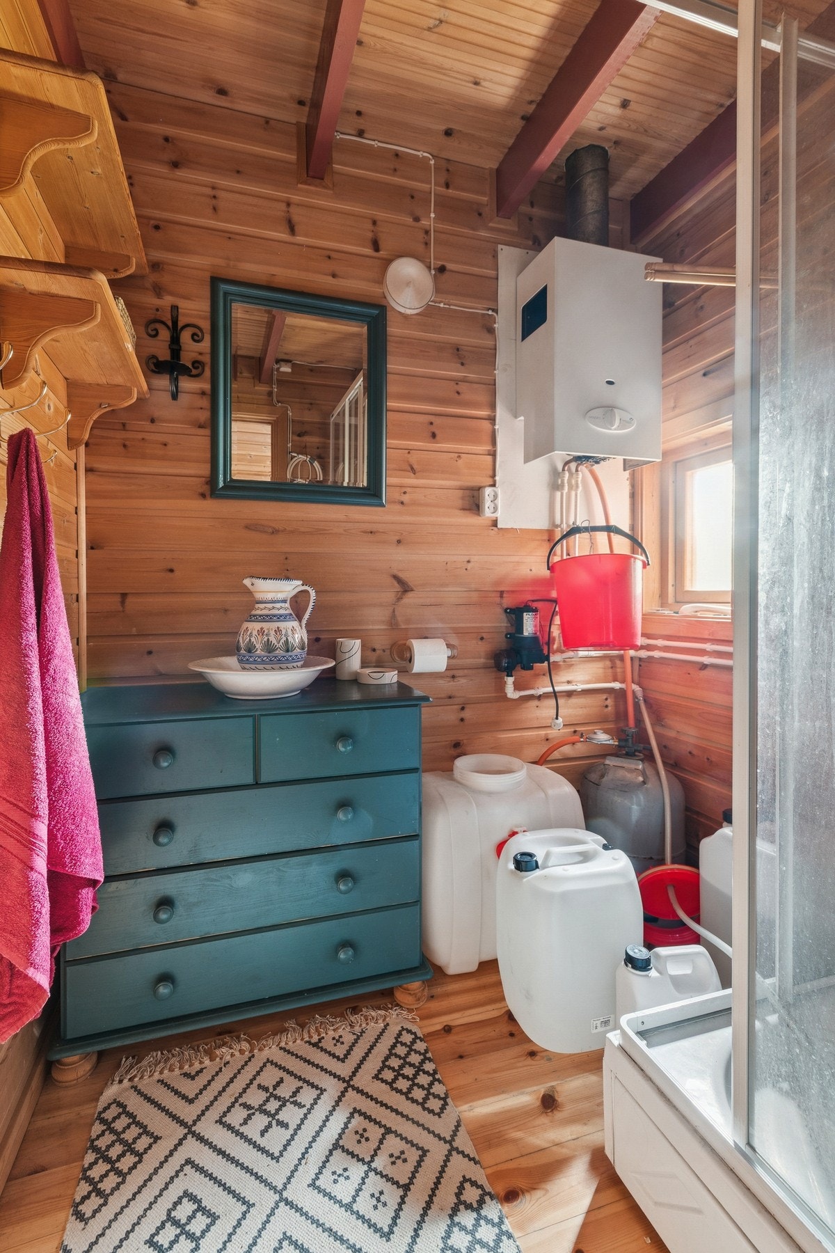 Det har blitt etablert dusjkabinett og vask, der vannet kommer fra vannrør som kommer fra elva og blir varmet opp. Galleribilde