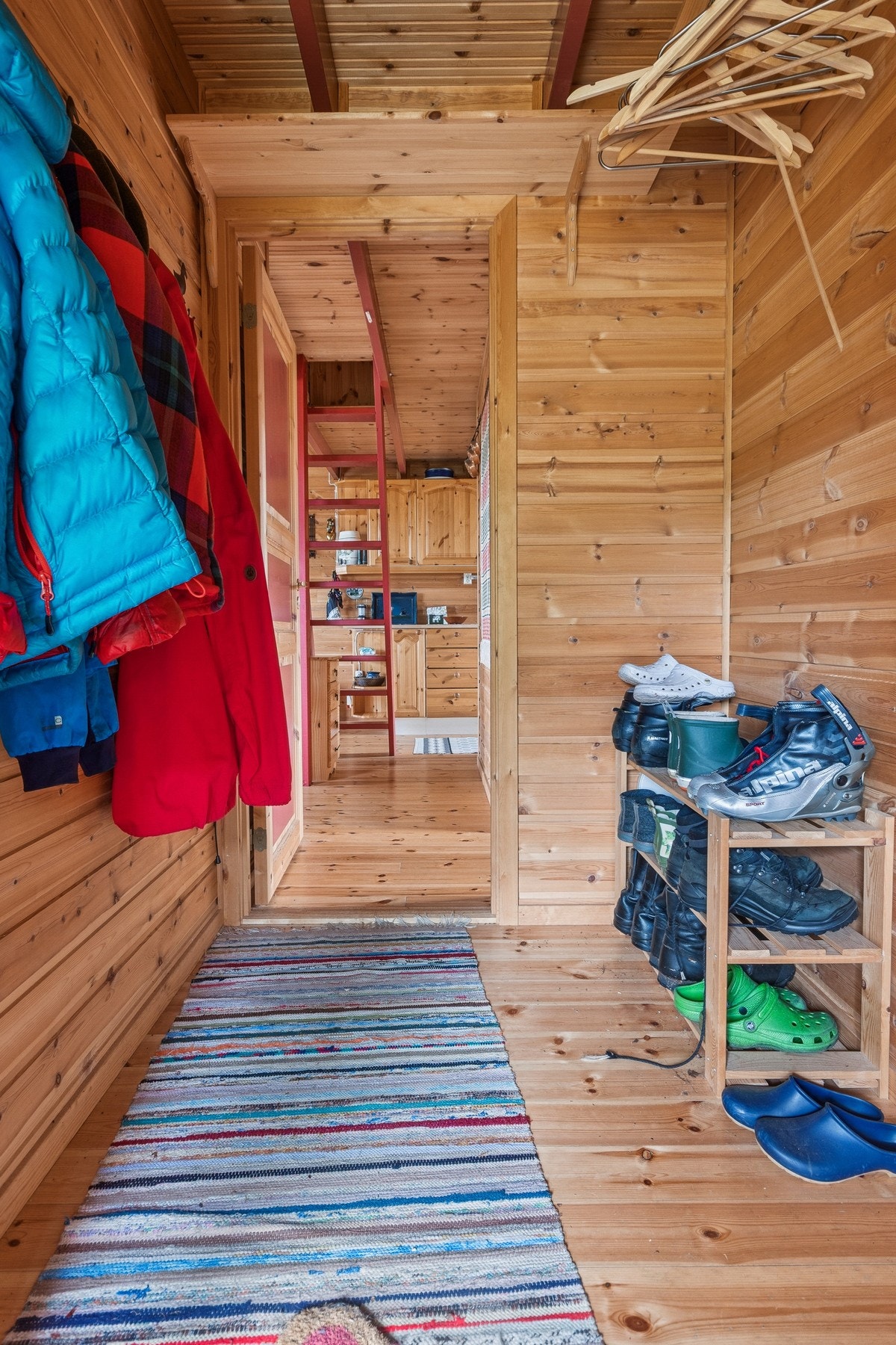 Entré med plass til både jakkeoppheng og skohylle. Galleribilde