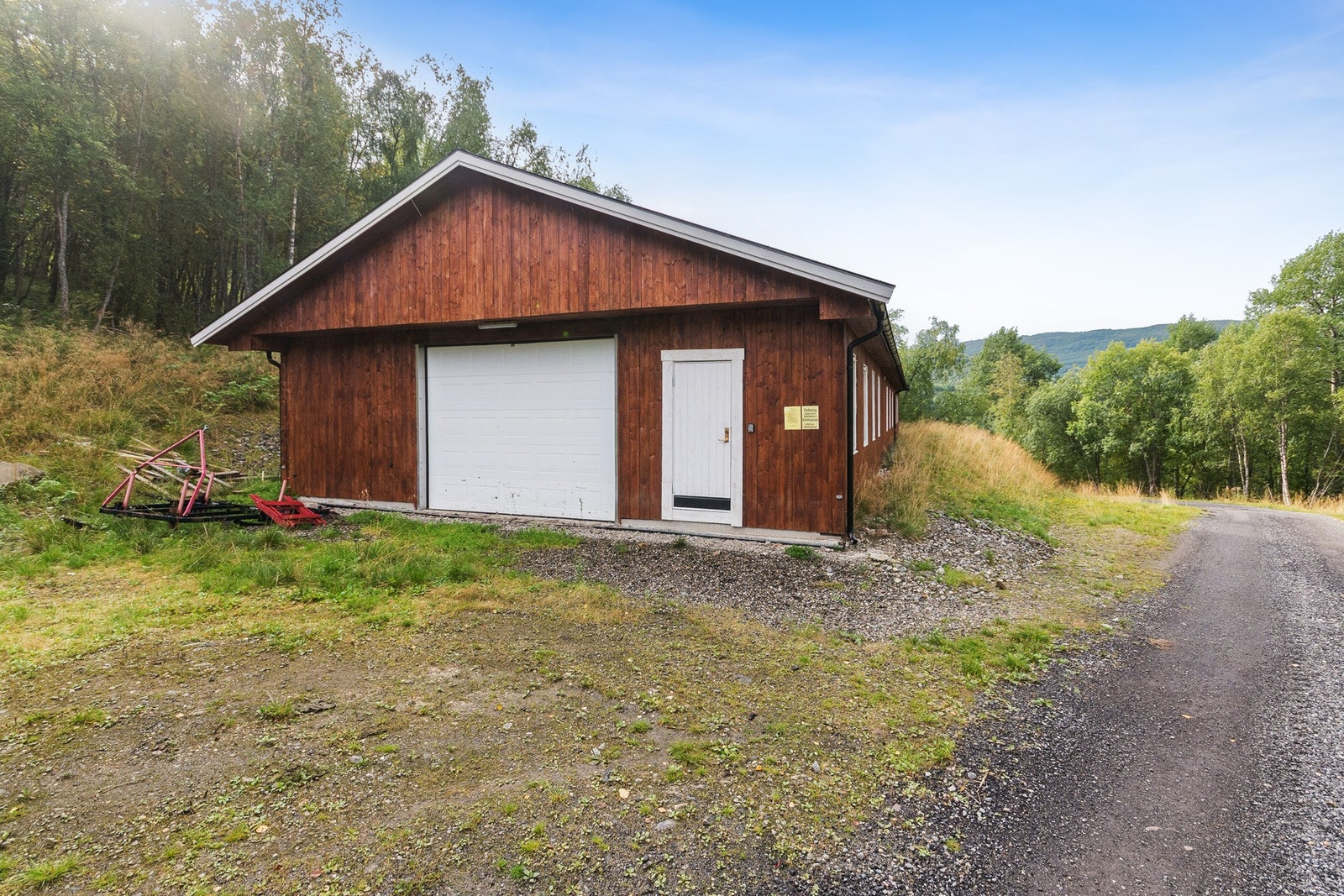 Dagens eiere leier en plass i en garasje for oppbevaring av snøskuteren. Galleribilde