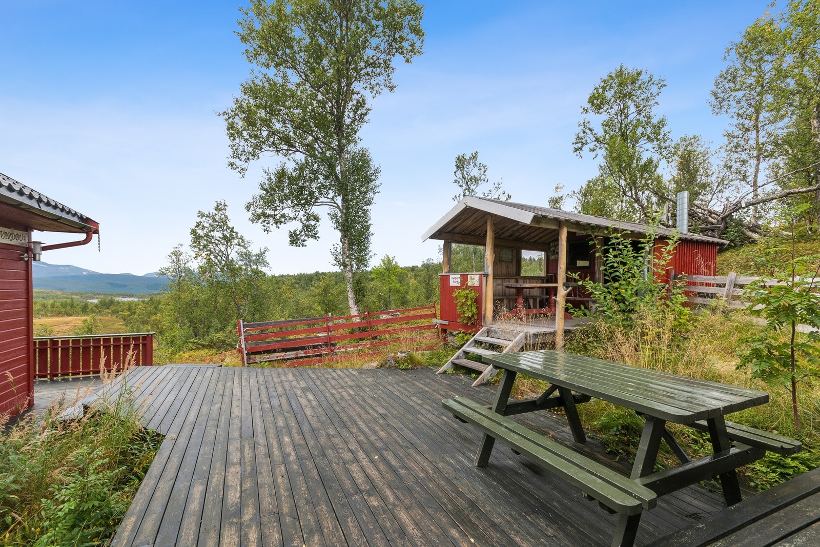 Det er en tilhørende grillhytte med etablert vedovn og benker. Galleribilde