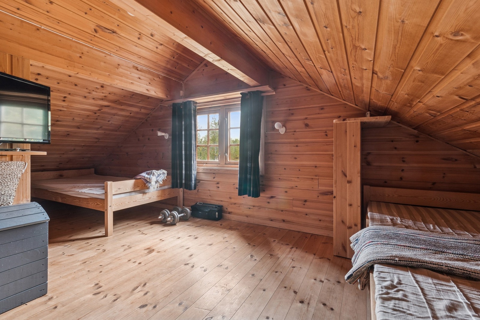 Romslig hems med plass til sengeplasser og oppbevaringsplass. Galleribilde