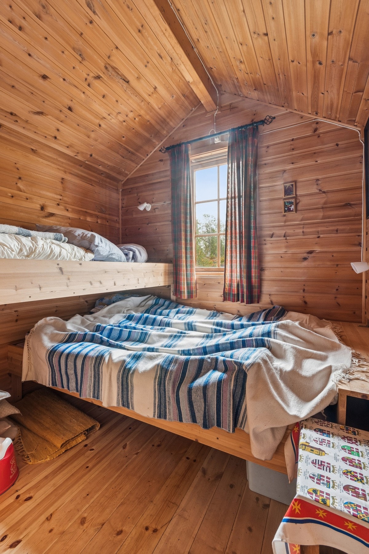 Bod innredet som soverom. Dette tilbygget med tilhørende bruk er ikke omsøkt hos Bodø kommune. Galleribilde