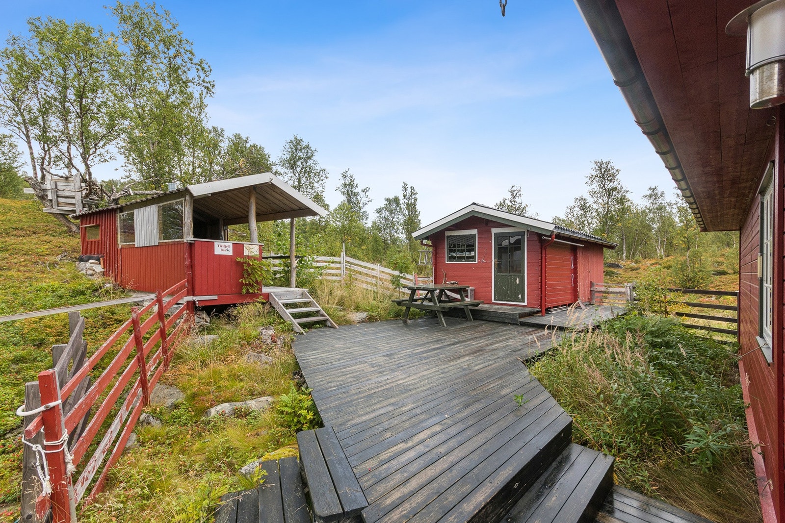 Praktisk utebod på ca. 6 m², og strømaggregatet er etablert i boden. Galleribilde