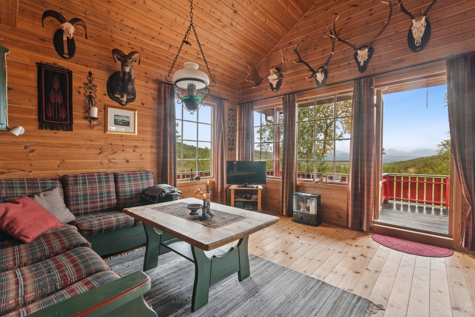 Store vindusflater i stua som slipper inn mye naturlig lys. Galleribilde