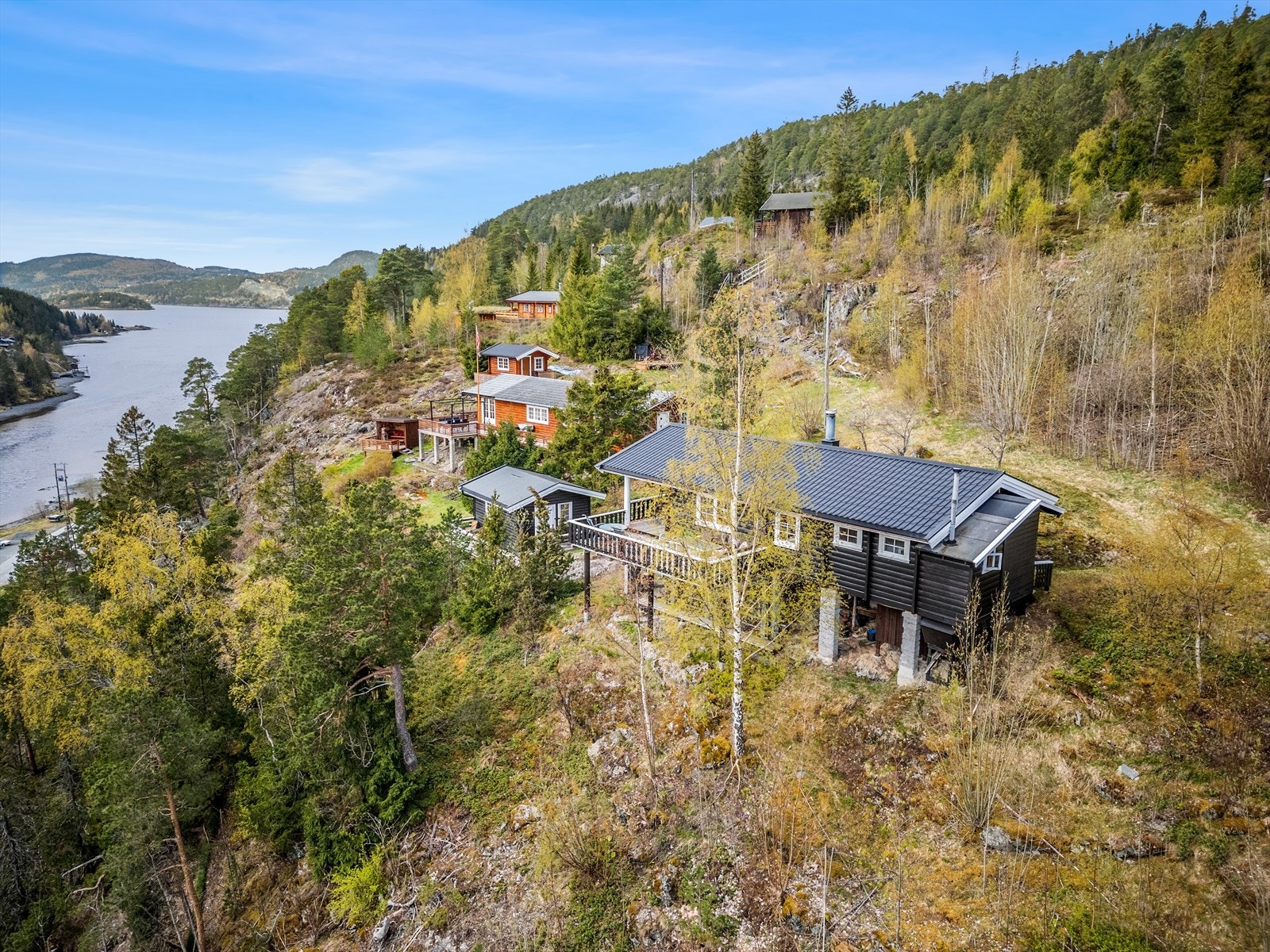 Her får du god beliggenhet i hyttefeltet med naturskjønne omgivelser, kort vei til sjøen og turmuligheter. Coop Extra Åsen er kun 7 minutter med bil unna. Levanger Kommune gjennomførte EL-kontroll i 2022 uten bemerkninger. Galleribilde