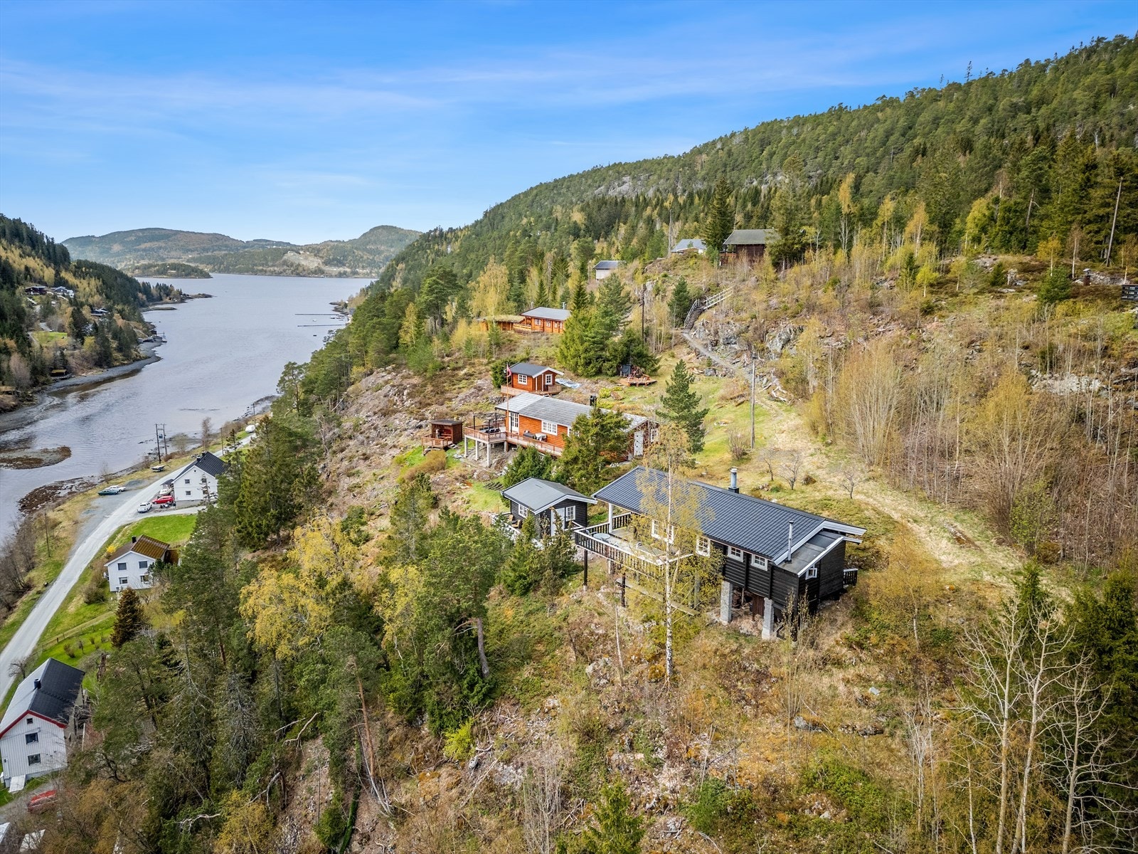 Fint bærterreng og kort avstand til badeplasser. Ferskvann i gangavstand unna. Galleribilde