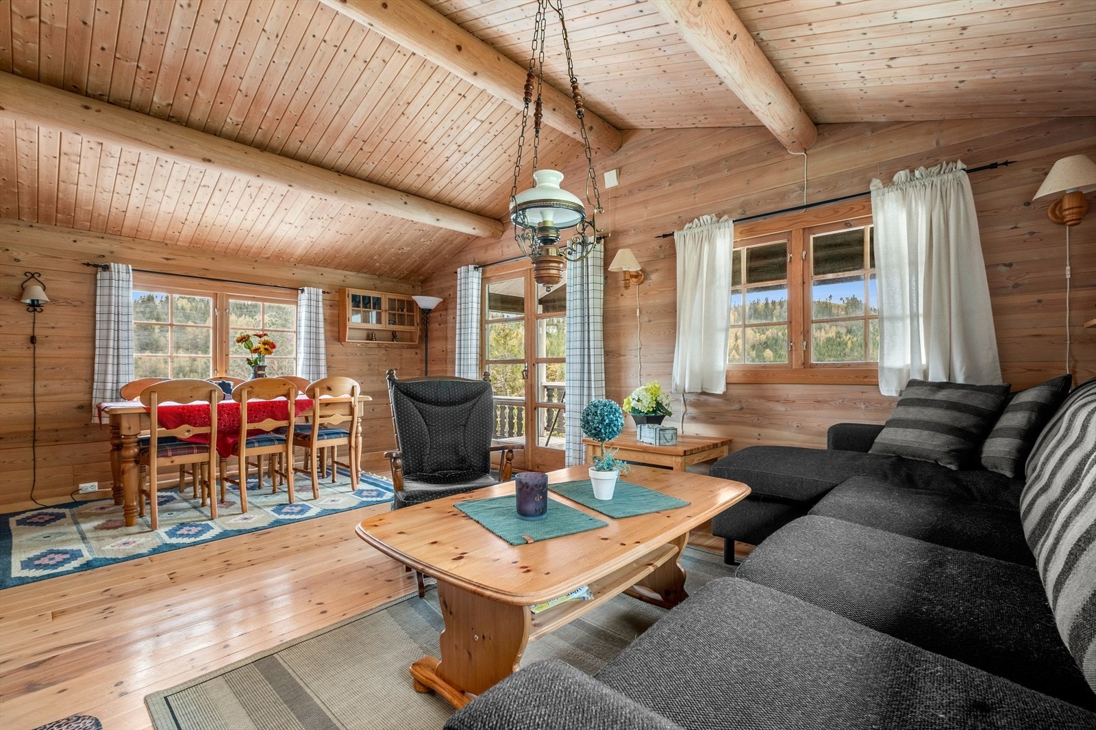 Stuen strekker seg over 25kvm og byr på en god takhøyde. I nærområdet er det flere populære turstier, gapahuk m.m. Hopla-aasen er en fantastisk rundtur på 4,7 km. På toppen er det blitt satt opp en gapahuk, her kan man nyte god turmat med nydelig utsikt. Galleribilde