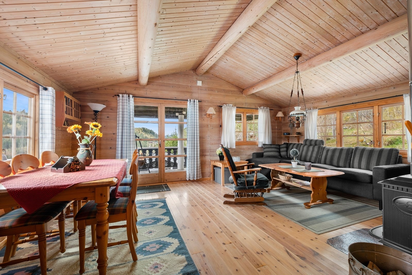 Den gode takhøyden kombinert med rikelig lysinnslipp skaper en luftig atmosfære i hytten. Gulvet på stuen ble skiftet i 2004. Galleribilde