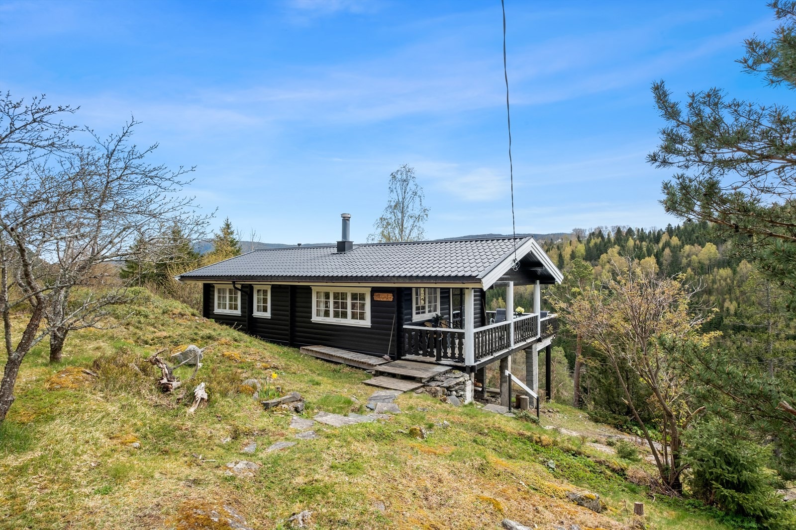 Hytta ble oppført i 1983 og holder en god standard. Av påkostninger etter byggeår er blant annet taktekking og renner skiftet ut, nytt gulv på stue og kjøkken i 2004 og tilbyd utedo. Galleribilde