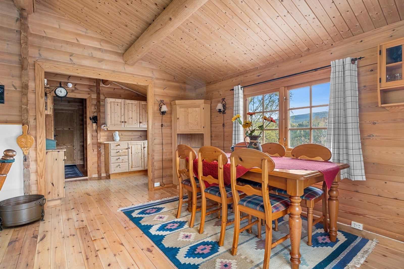 Spiseseksjonen får sin naturlige plassering mellom kjøkkenet og sofakroken. Galleribilde