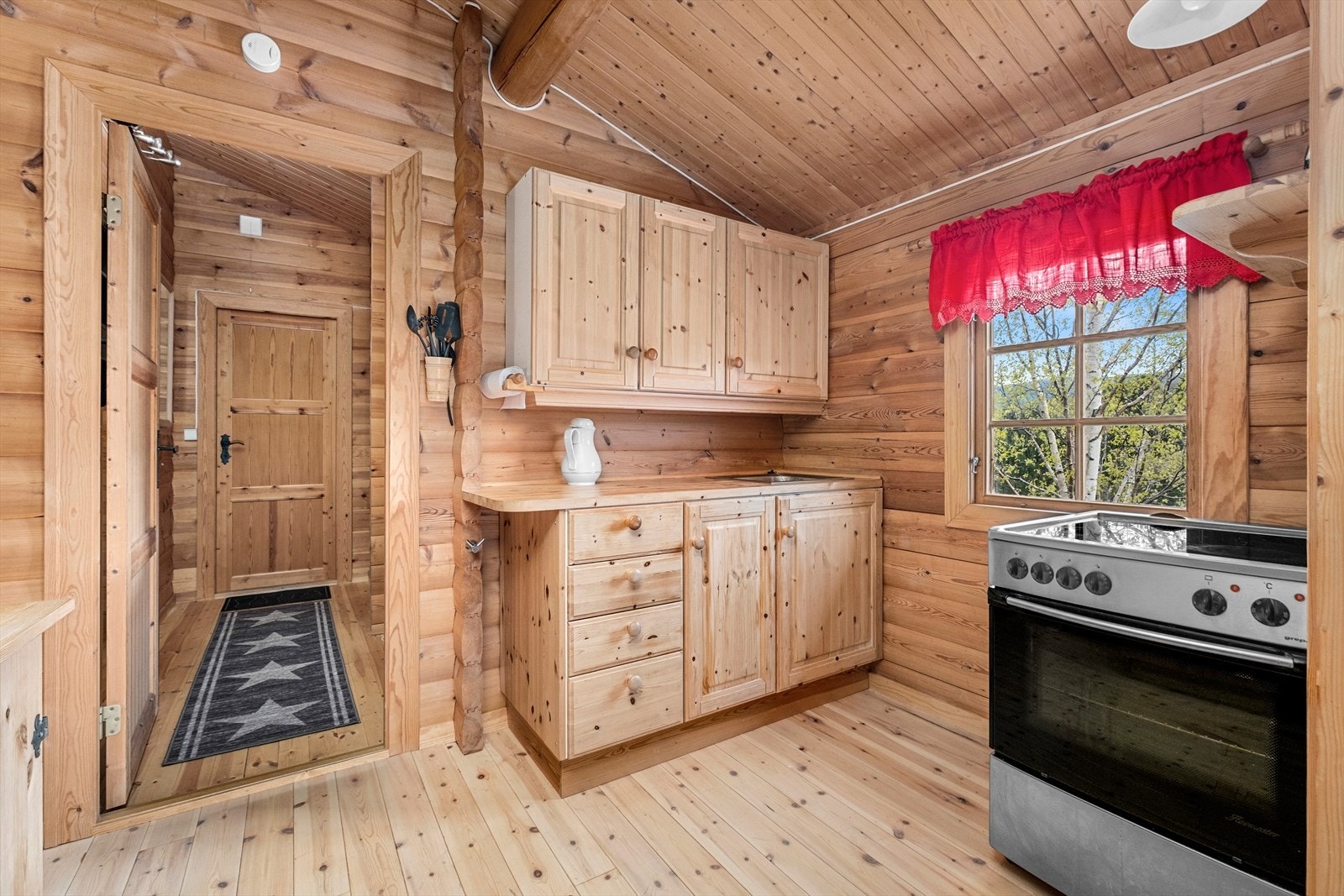 Kjøkkenet ble montert i 2004. Det er innlagt strøm og sommervann. Galleribilde