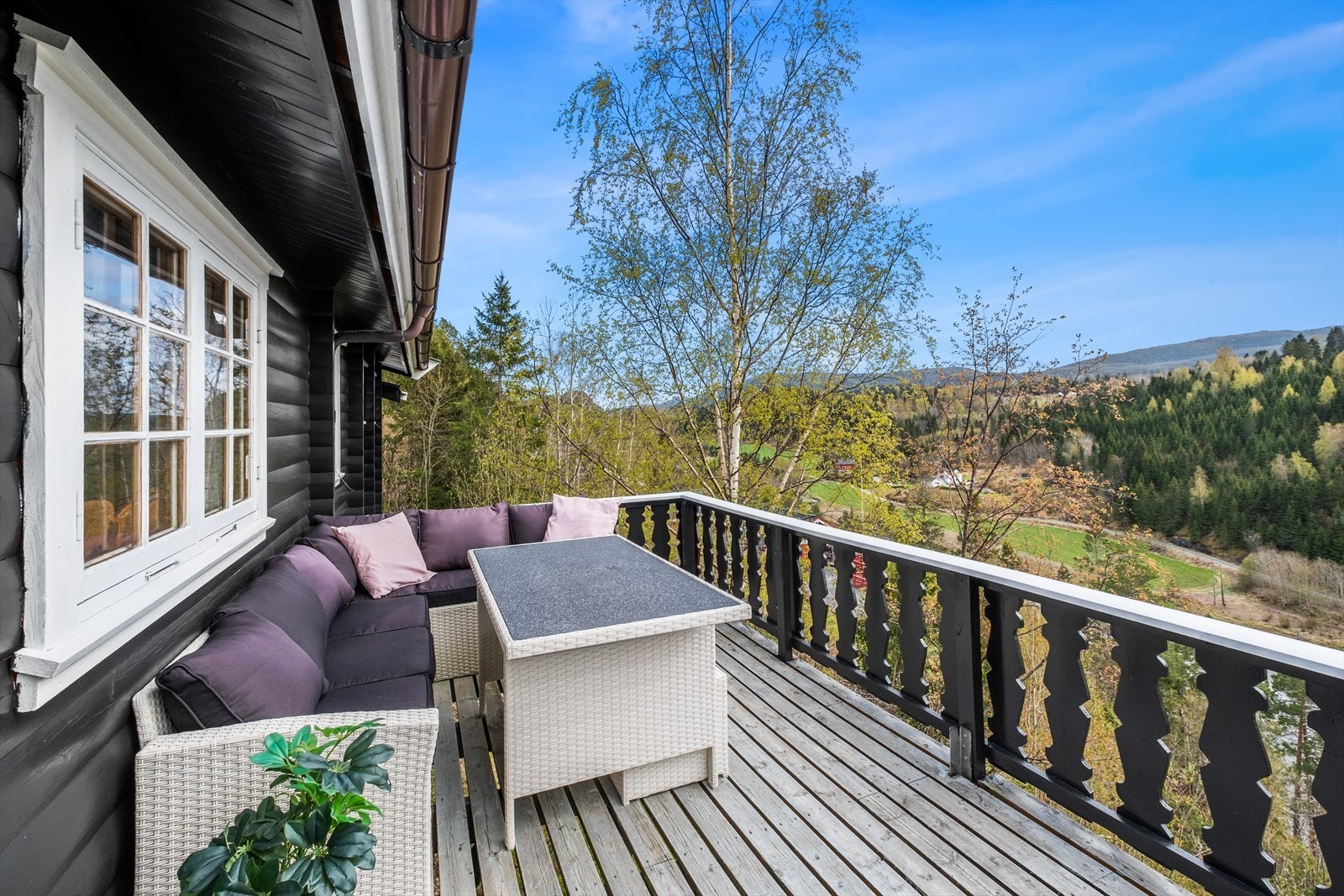 Romslig hjørneterrasse på hele 25kvm med muligheter for møblering i ulike soner. Med sjø, fjell, holmer og skjær har Åsenfjorden et rikt artsmangfold og en frodig natur. Her har du solen helt til kl. 22 på sommertider. Galleribilde