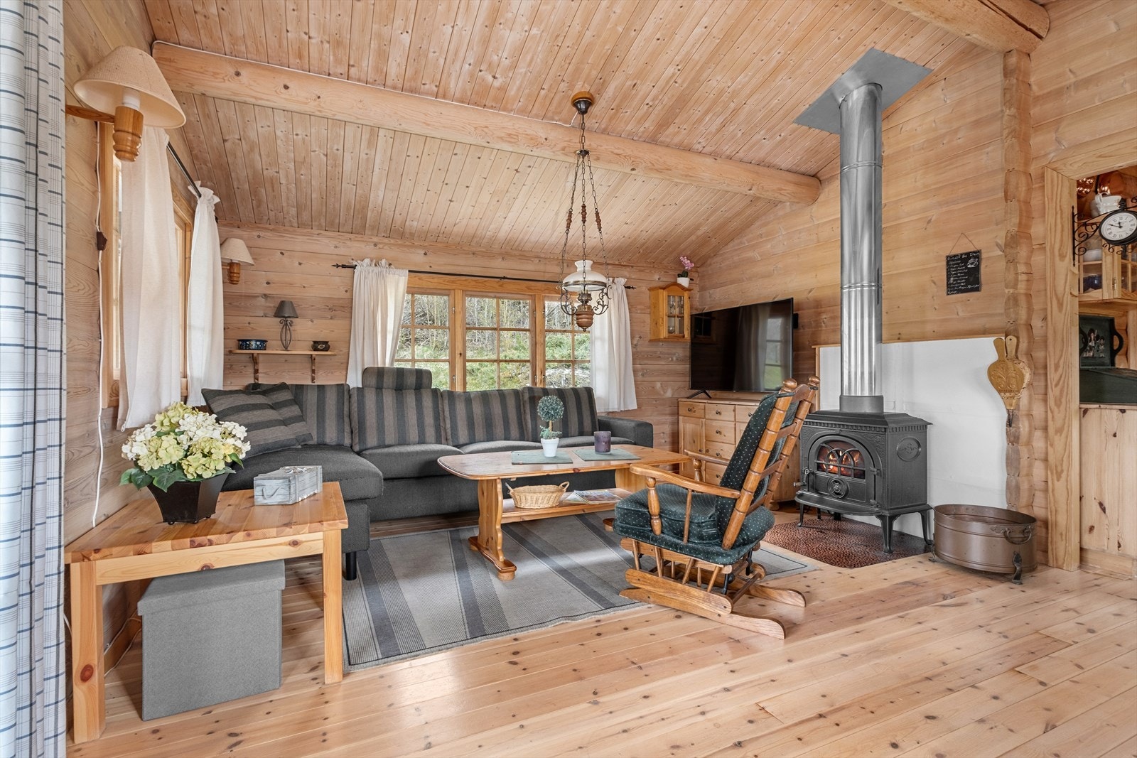 Hytten varmes opp via elektrisitet og behagelig vedfyring. Hytta selges med alt av møbler og inventar, med unntak av TV. Galleribilde