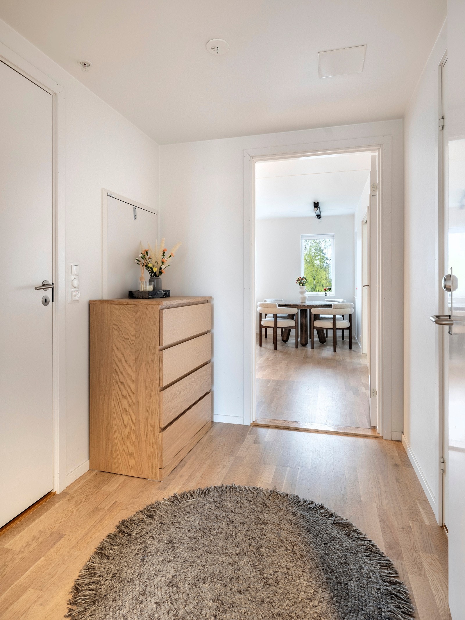 Det er plass til ulike garderobeløsninger, og ved inngangsdøren er det montert dørcalling. Galleribilde