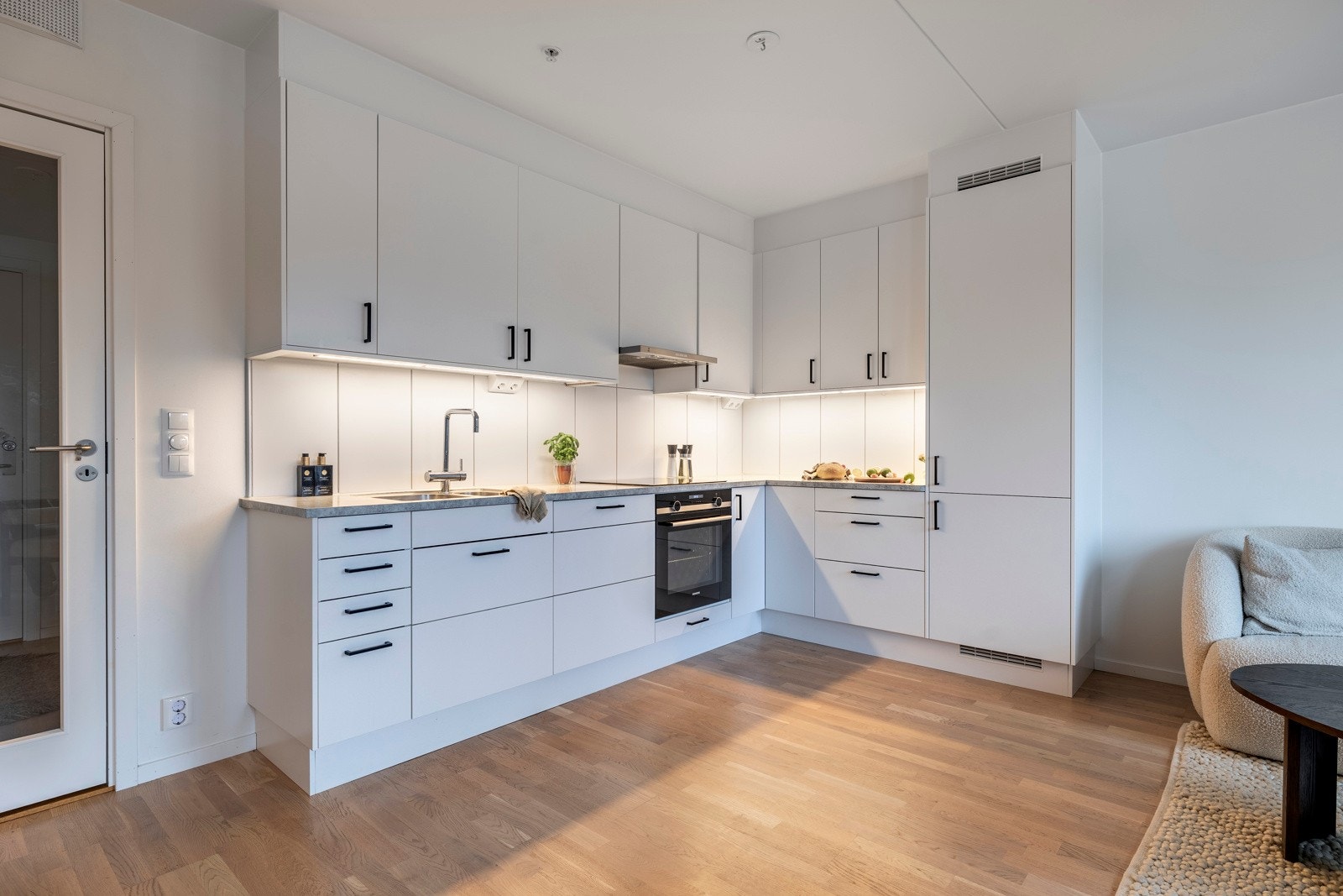 Leiligheten byr på en praktisk planløsning, stilrent design og moderne standard fra 2021. Galleribilde
