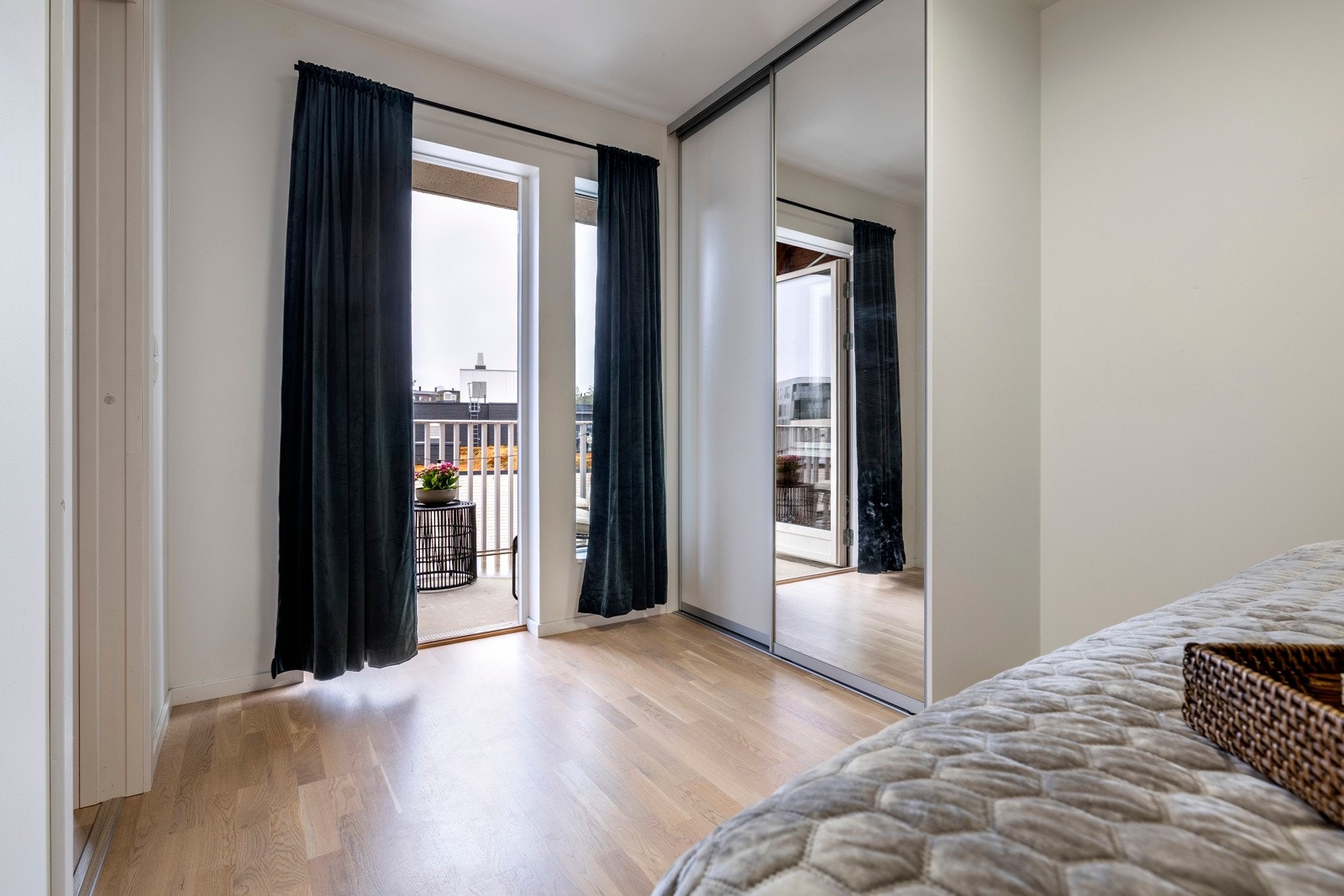 Rommet er gjennomgående lyst, har parkett på gulvet og er utstyrt med en praktisk skyvedørsgarderobe. Galleribilde