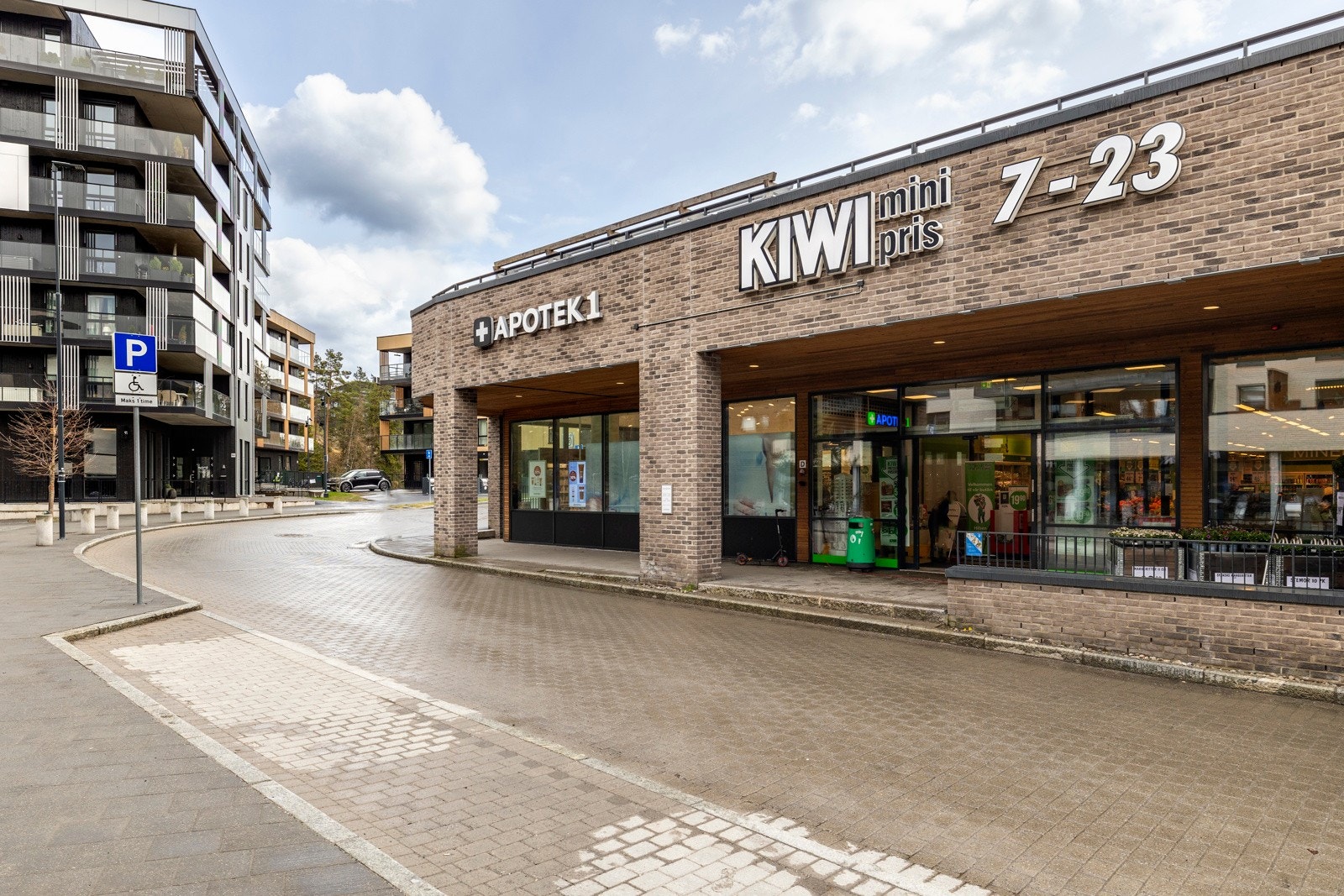 Dagligvarehandelen kan blant annet gjøres på en stor og flott Kiwi som ligger på Myrvoll Torg. Galleribilde