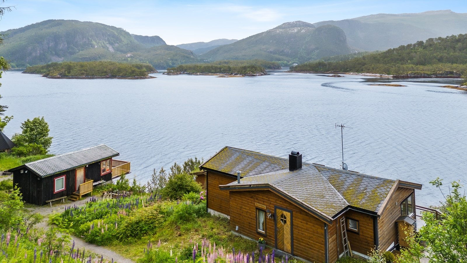 Her har du muligheten til å skaffe deg en fritidsbolig i naturskjønne omgivelser, med sjøen som nærmeste nabo. Galleribilde
