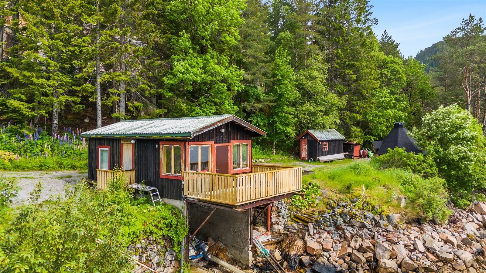 På eiendommen er det et uthus på 29 kvm BRA, her er det blant annet oppholdsrom og et innredet soverom (Ikke omsøkt) Galleribilde
