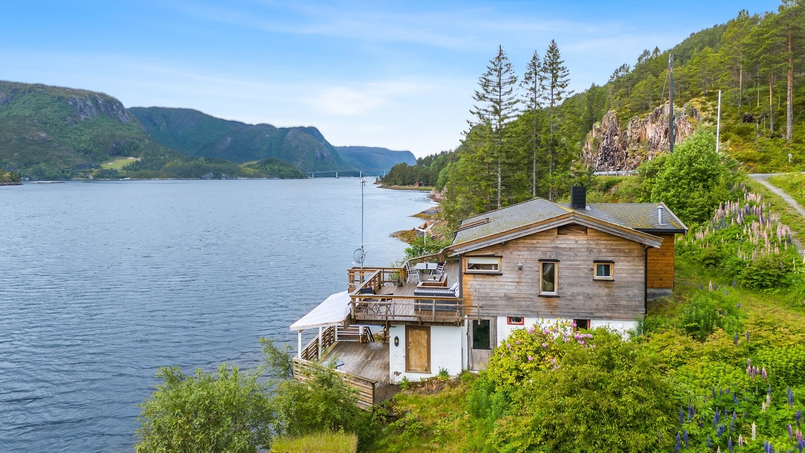 Eiendommen gir også flotte muligheter for aktiviteter på sjøen. Ønsker du lengre båtturer, finnes det flere spennende reisemål med gode matopplevelser og underholdning, som for eksempel Knarrlagsundet og Ansnes. Galleribilde