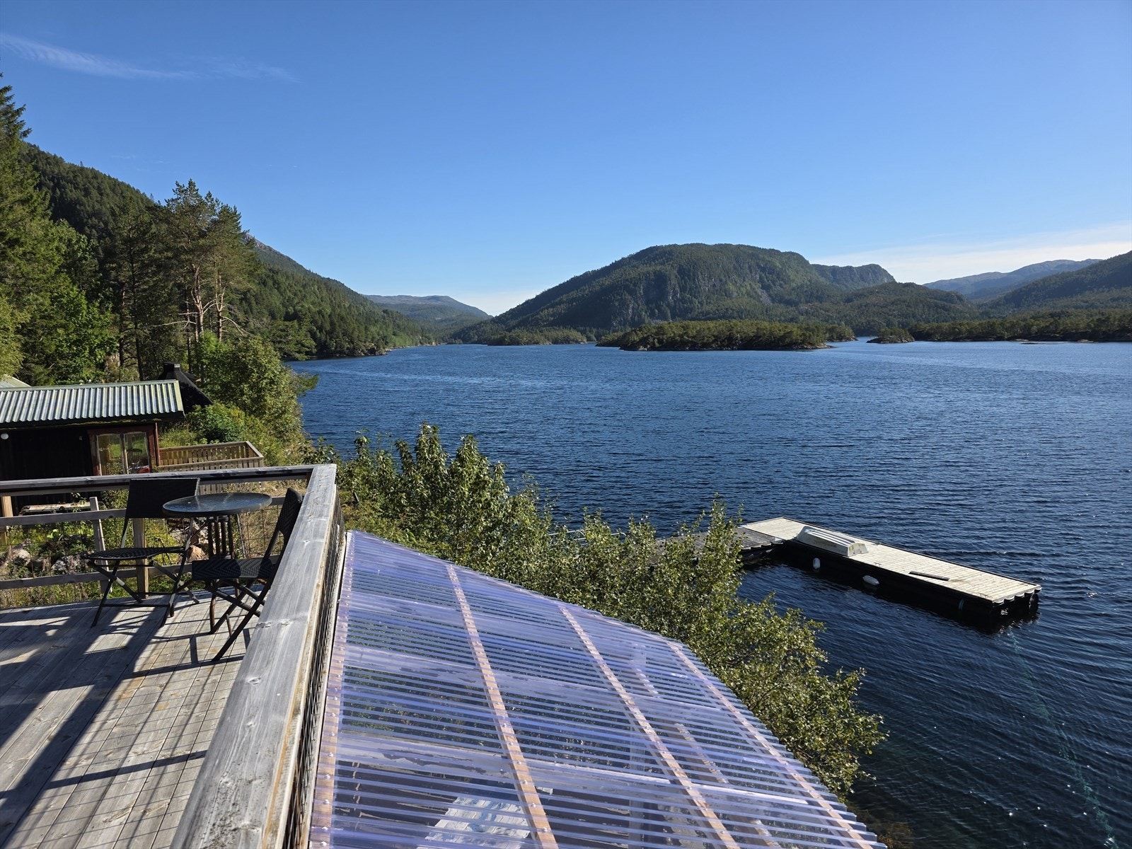 Noe av det eiendommen kan by på er hytte, anneks, brygge, grillhytte og uteboder Galleribilde