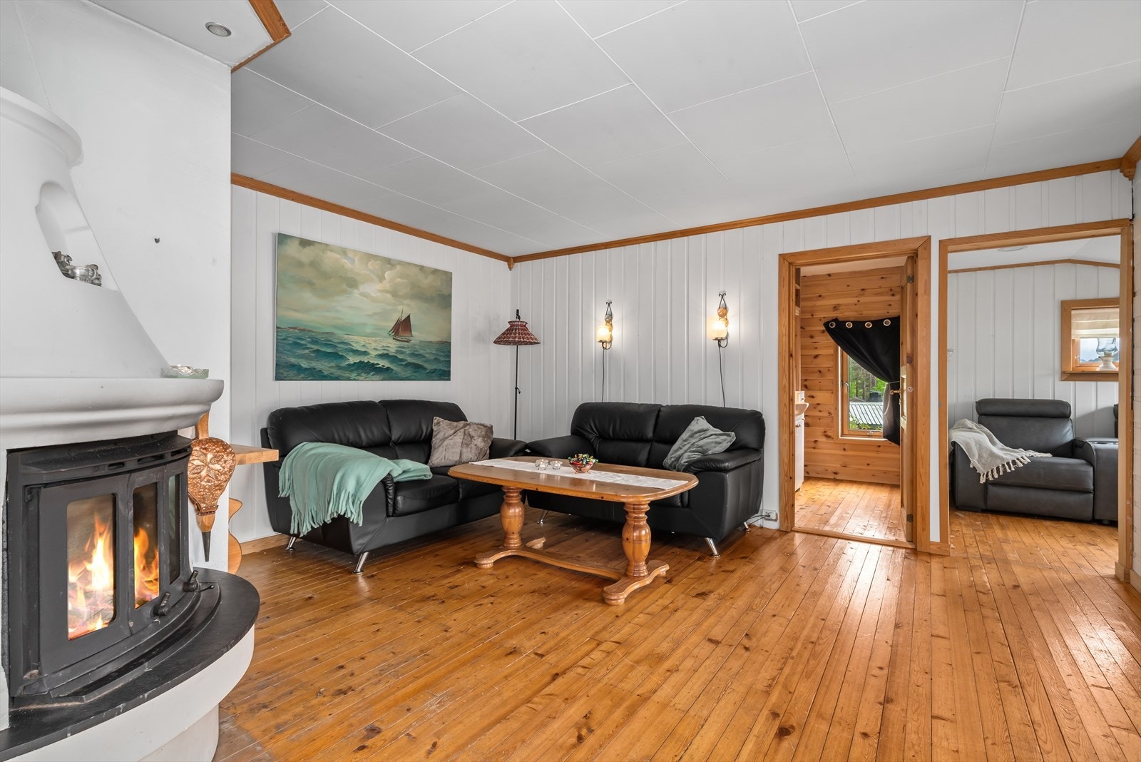 Stuen har god plass til møblering etter eget ønske, og egner seg godt for å innrede et eget TV-hjørne. Galleribilde