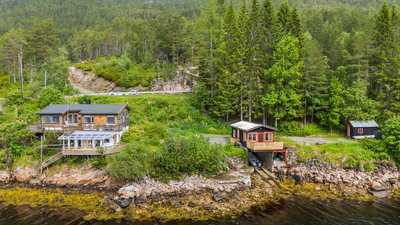 Eiendommen har en attraktiv beliggenhet med enkel adkomst fra Trondheim - kun ca. 1 time og 15 minutters kjøretur. Etter åpningen av Åstfjordbrua har trafikken på fylkesvei 714 blitt betydelig redusert. Galleribilde