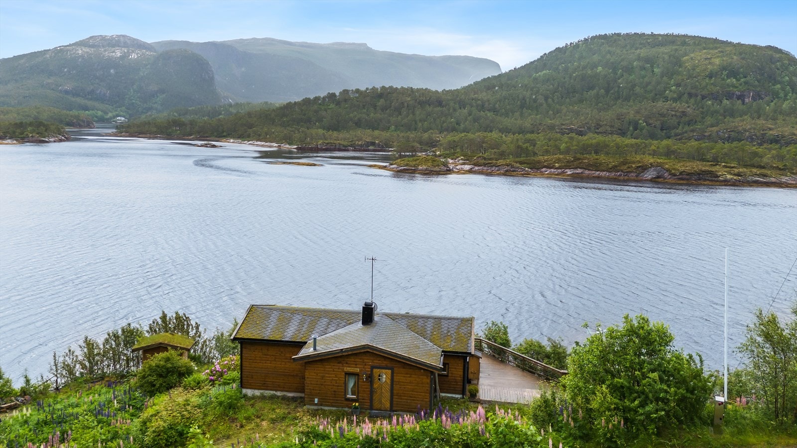 Fritidsboligen ligger i naturskjønne omgivelser, omkranset av flott natur. Galleribilde