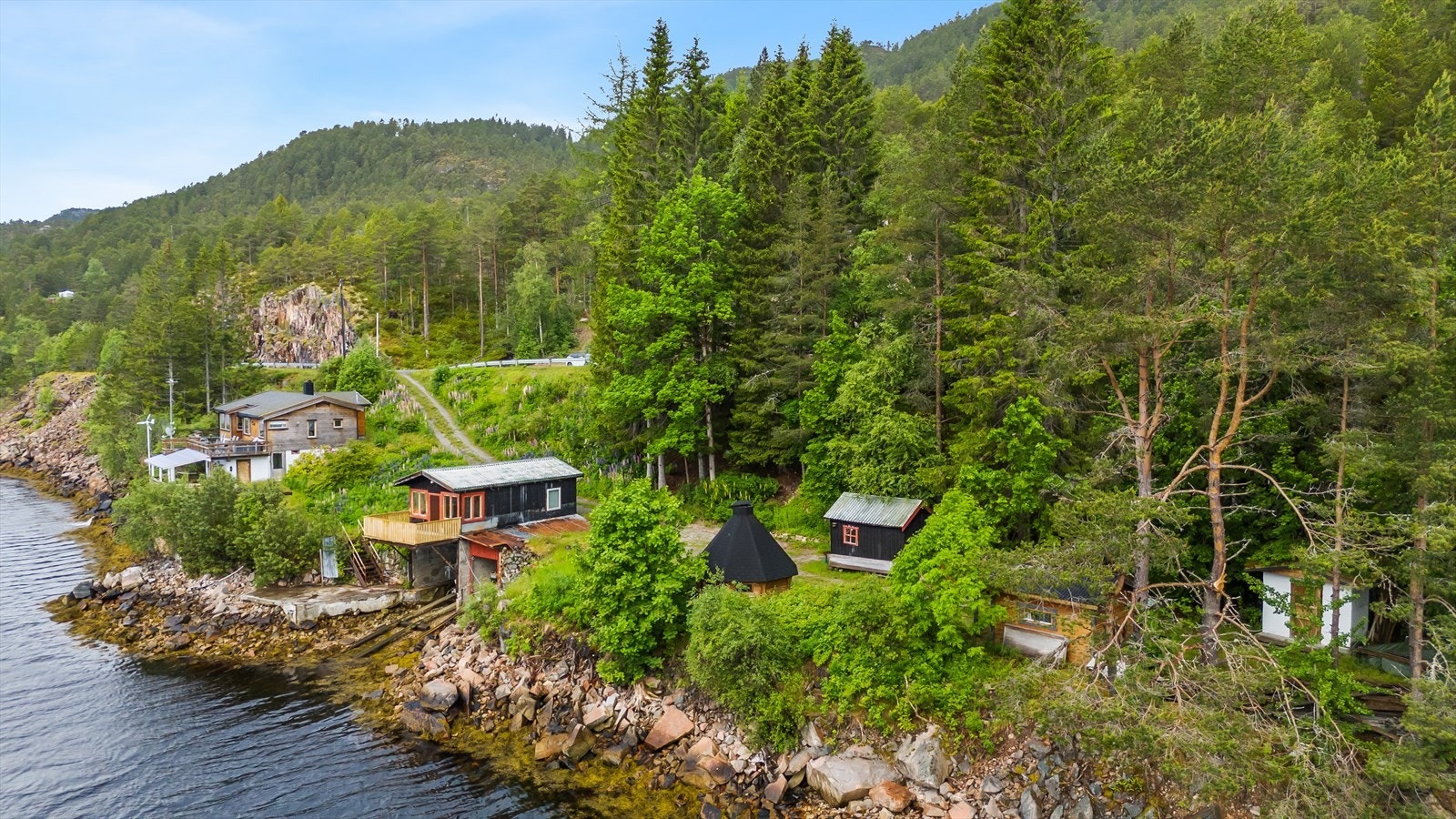 På eiendommen er det et eget naust med båtutsett. I tillegg er det oppført en grillhytte, to boder og et anneks som gir ekstra oppbevarings- og bruksareal. Galleribilde