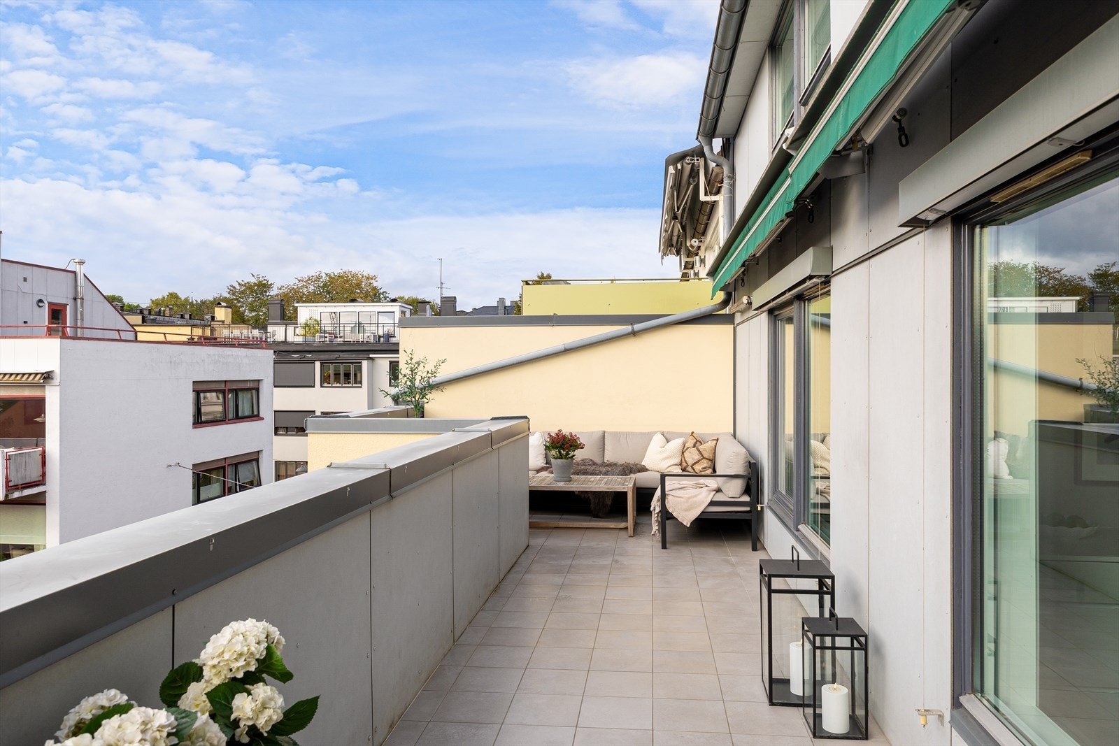 Utvendig solskjerming på alle vinduer, i tillegg til markise, for optimal komfort og solbeskyttelse. Terrassen fikk også nye fliser i 2021, lagt i regi av sameiet. Galleribilde
