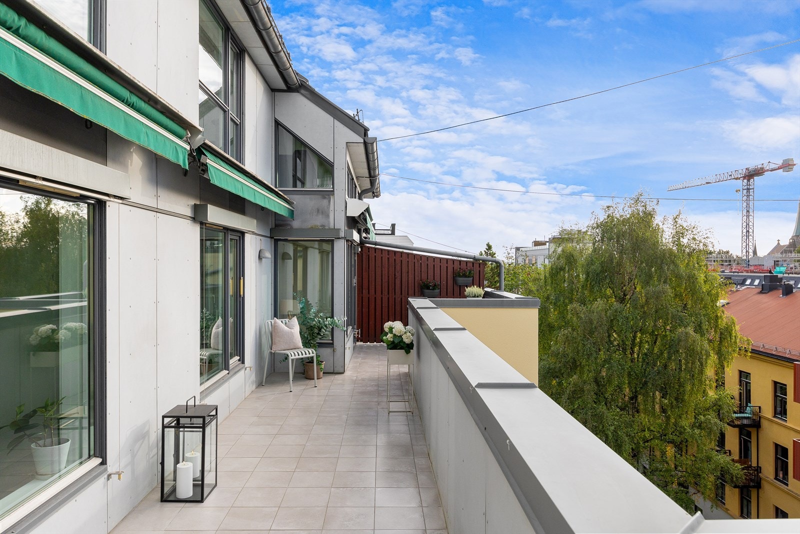 Leiligheten kan friste med to solrike terrasser på totalt 37 m², hvor du kan nyte solen fra tidlig morgen til sen kveld. Galleribilde