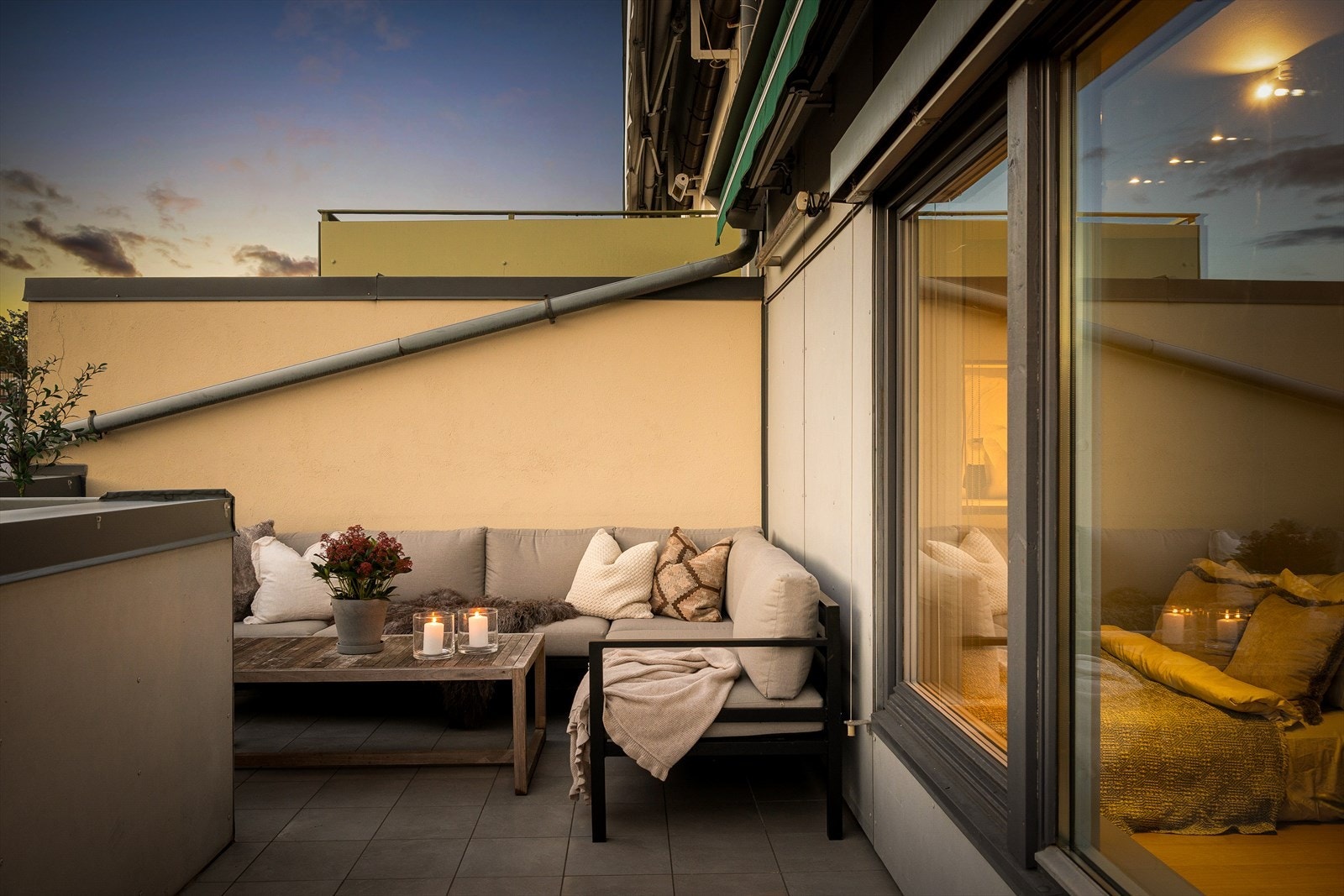 I vår- og sommerhalvåret fungerer terrassen som en naturlig forlengelse av stuen - perfekt for sosiale sammenkomster med familie og venner. Galleribilde