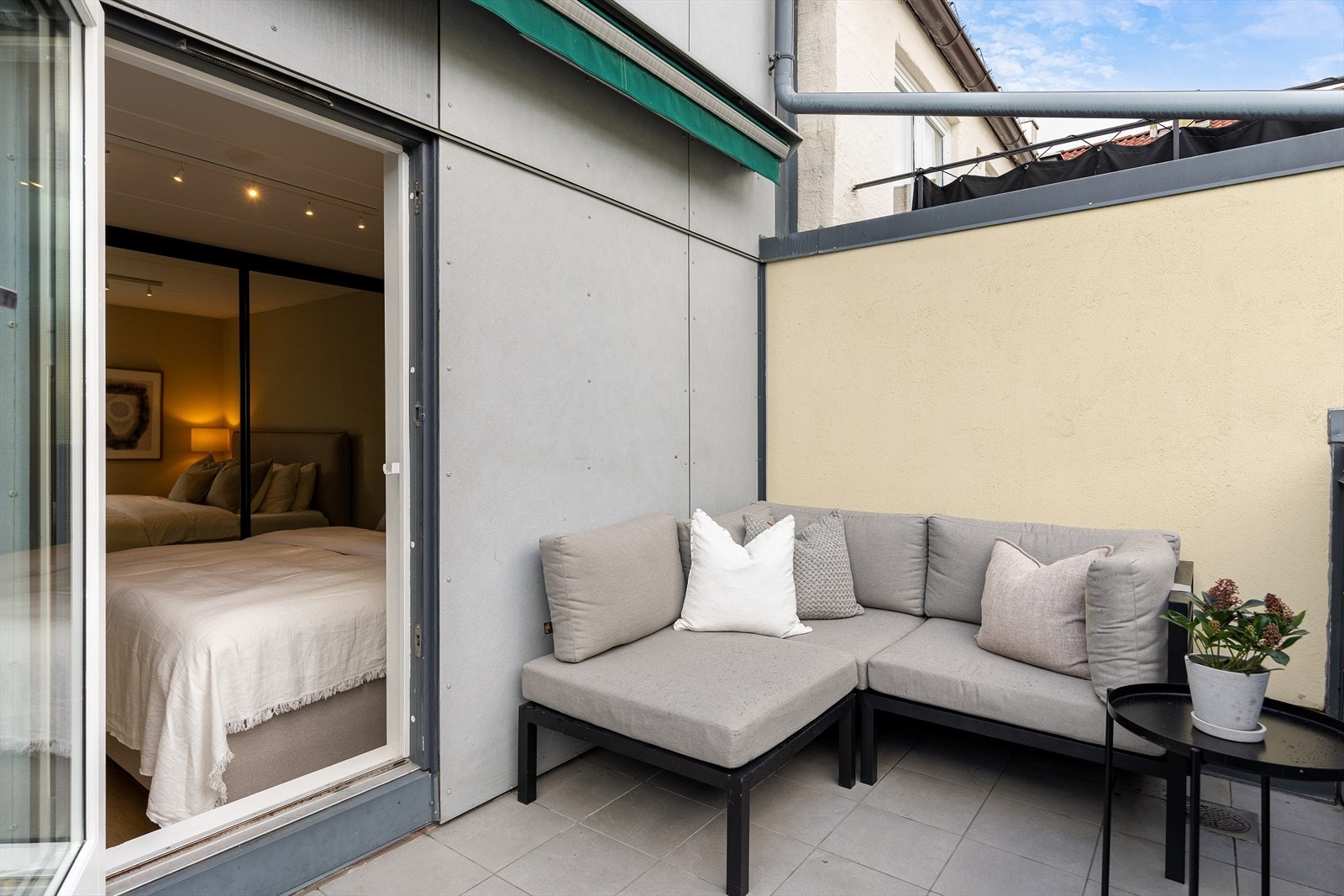 Fra soverommet er det utgang til en privat, østvendt terrasse på 9 kvm, som gir en perfekt plass for morgenkaffen i solen. Galleribilde