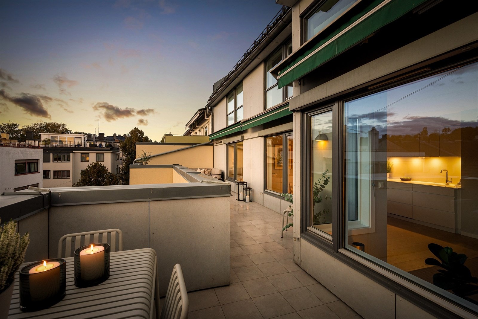 Vestvendt , privat takterrasse som strekker seg langs hele forsiden av leiligheten med plass til flere soner. Galleribilde