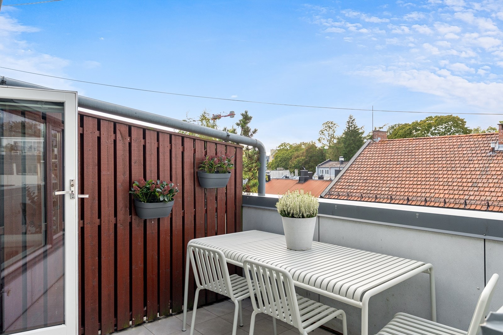 Fra stuen har du utgang til en stor, vestvendt terrasse på hele 28 kvm, hvor du kan nyte solen fra ettermiddag til kveld. Galleribilde