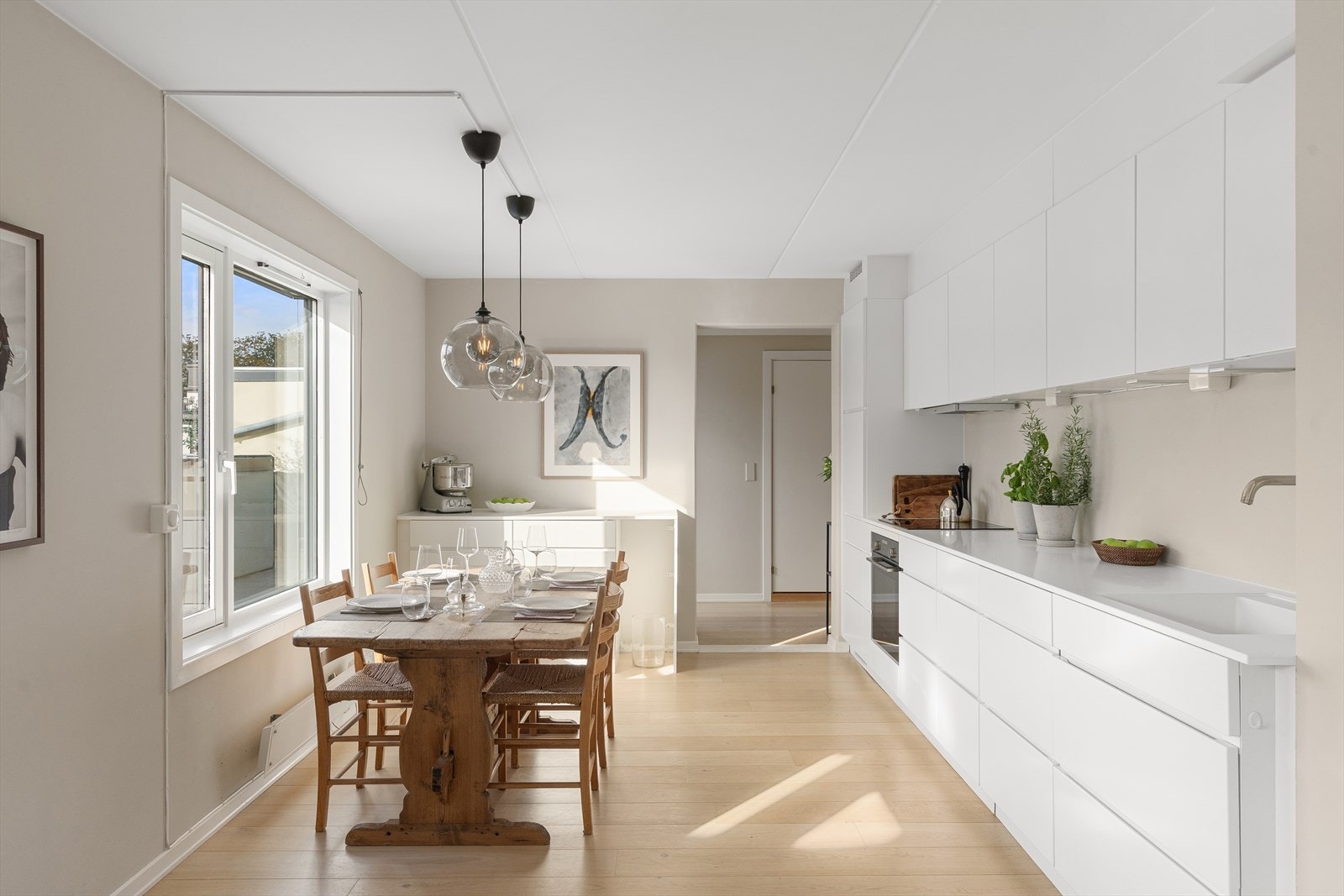 Kjøkkenet har slette fronter som gir et moderne uttrykk, samt Corian benkeplate med integrert oppvaskkum og praktisk ettgreps blandebatteri. Galleribilde