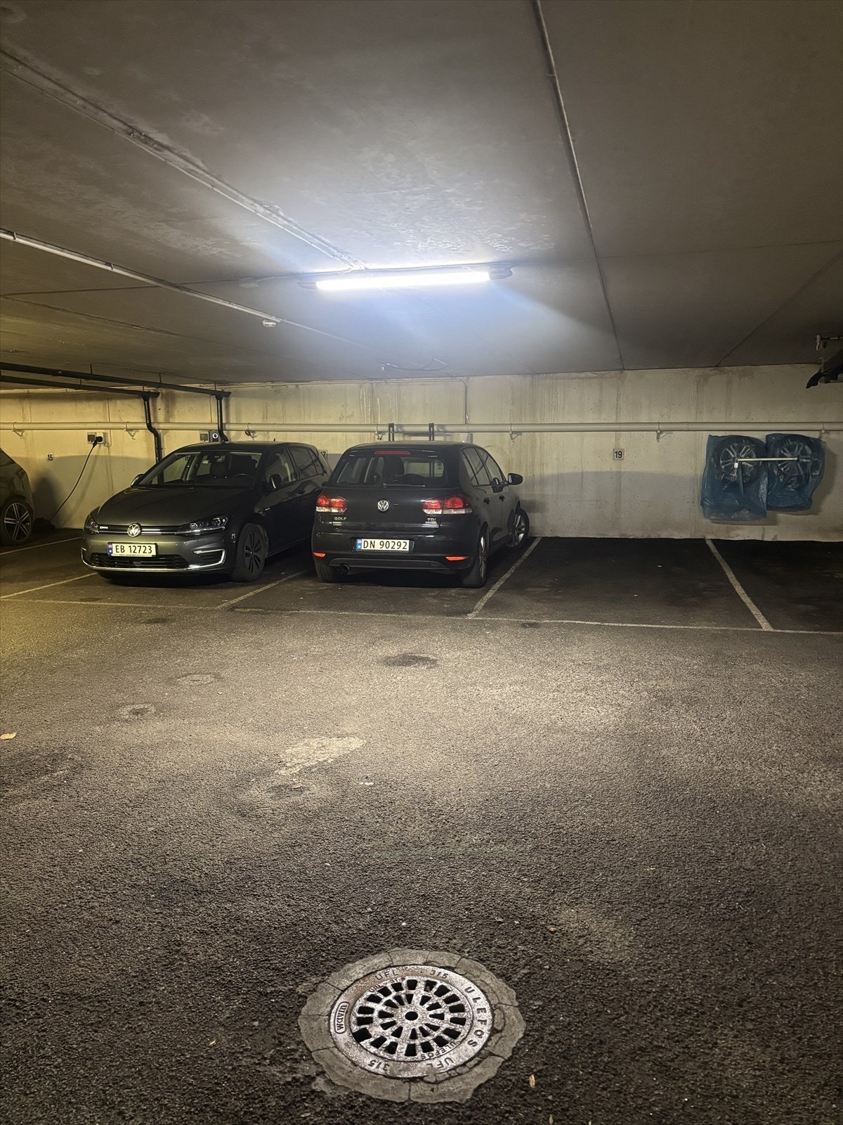 Parkering med el-lader Galleribilde