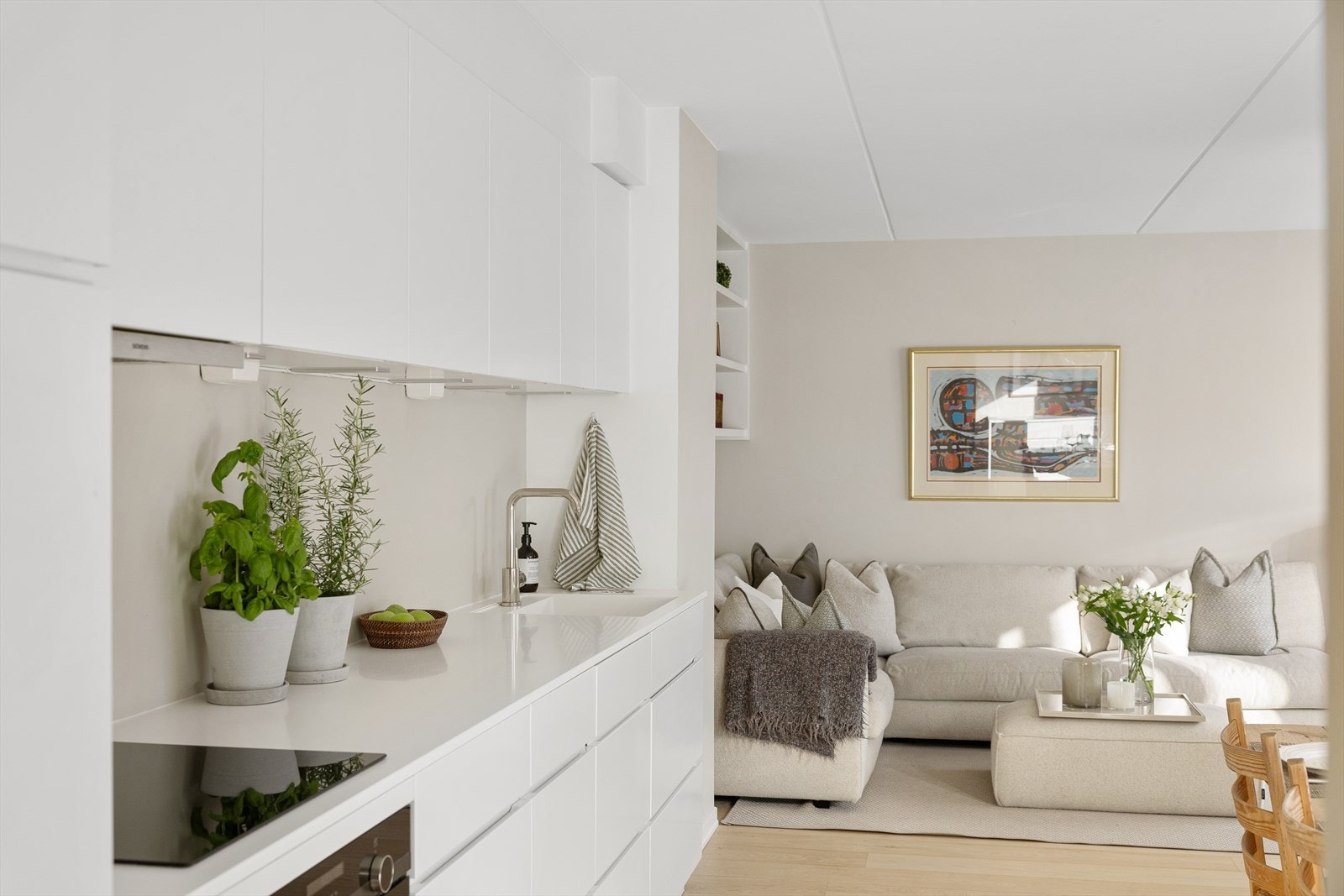 Løsningen kombinerer tidløst design med høy brukervennlighet - et kjøkken som passer like godt til matlaging i hverdagen som til hyggelige sammenkomster. Galleribilde