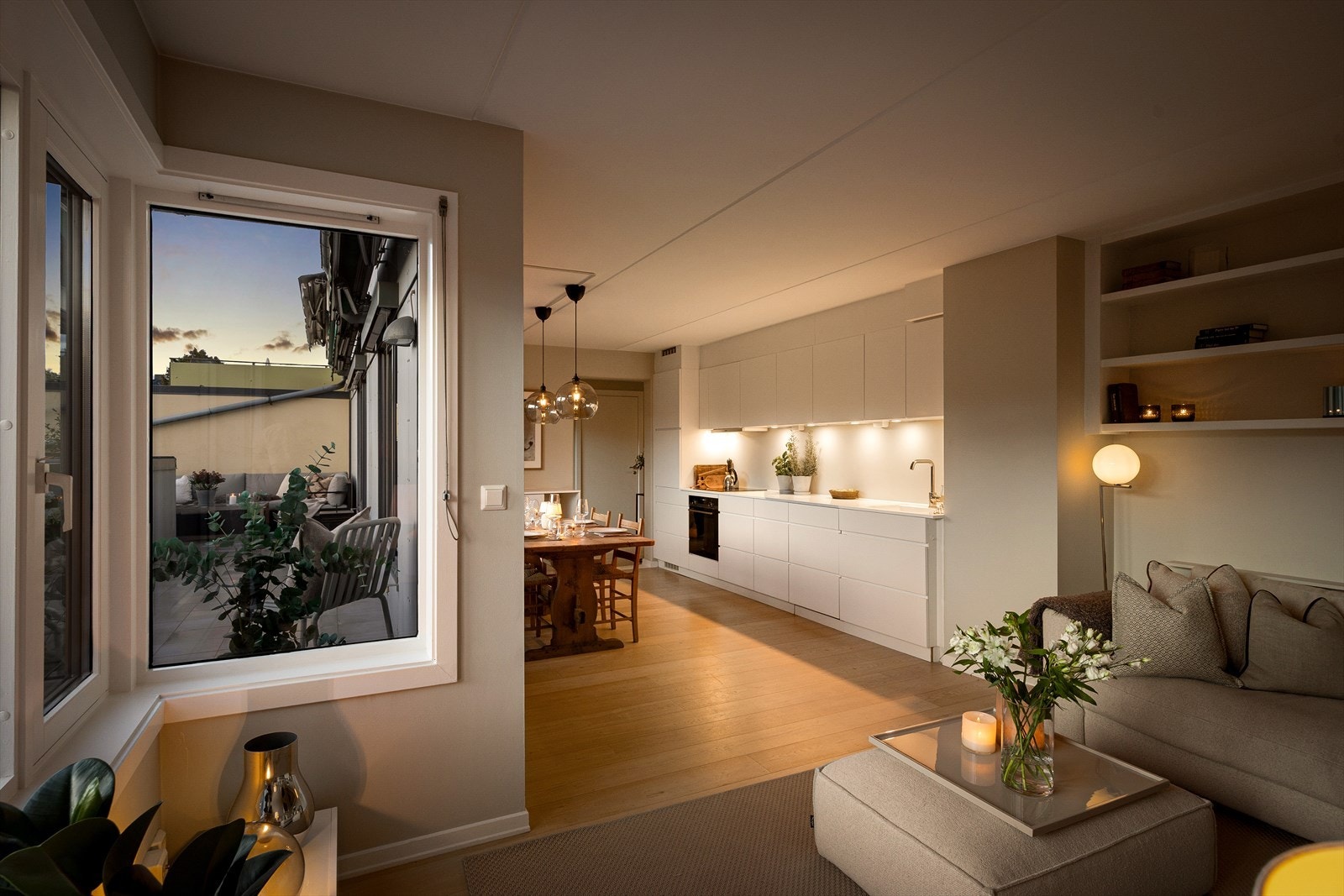 Romslig stue med behagelig stemning om kvelden, perfekt for sosiale sammenkomster eller rolig tid alene. Galleribilde