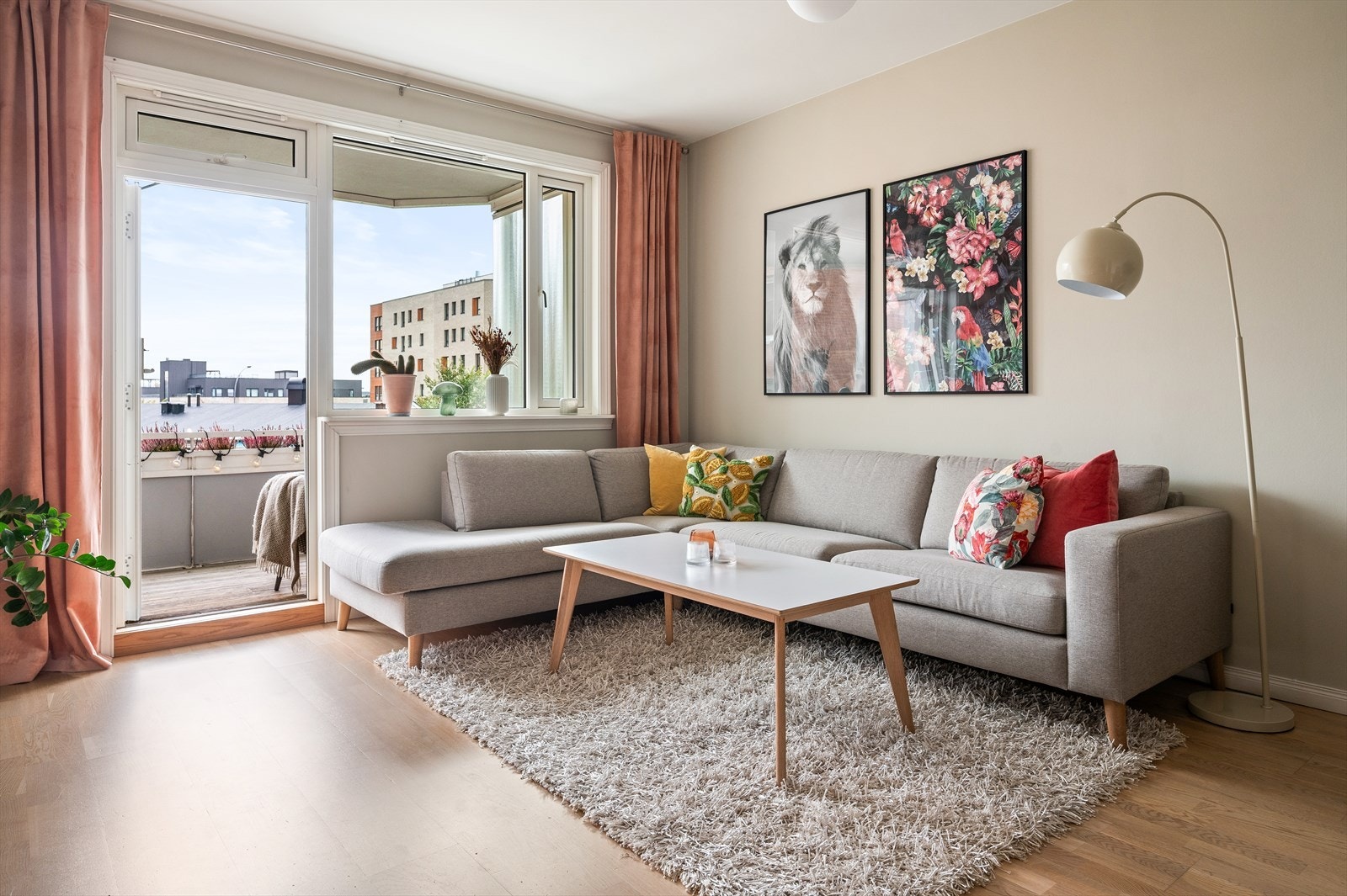 Stuen er lys og innbydende, med lyse, malte flater og et pent utsyn som skaper en luftig og behagelig atmosfære. Galleribilde