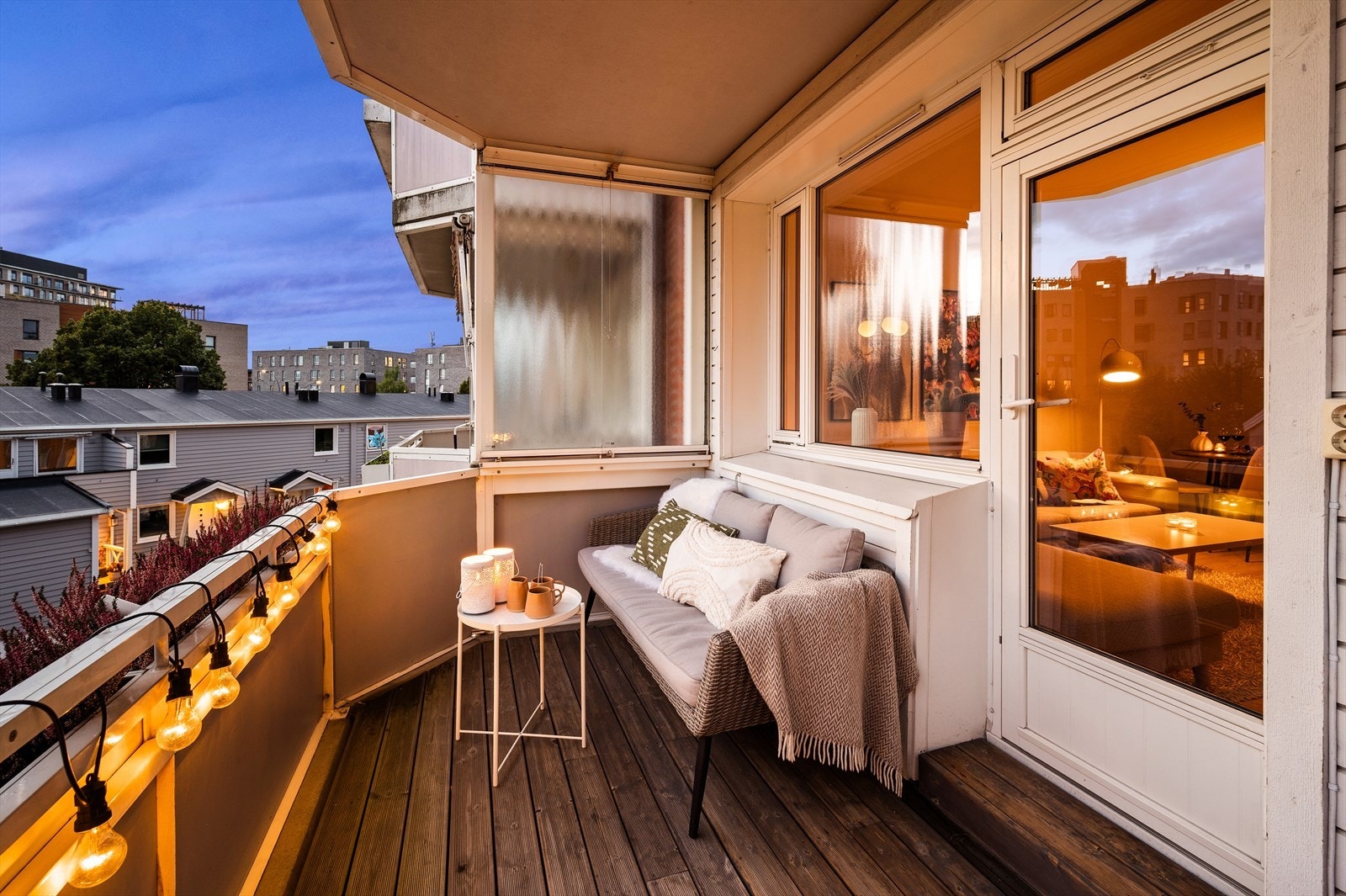 Her har man rikelig med plass til sittegruppe, grill og hyggelig beplantning. Galleribilde